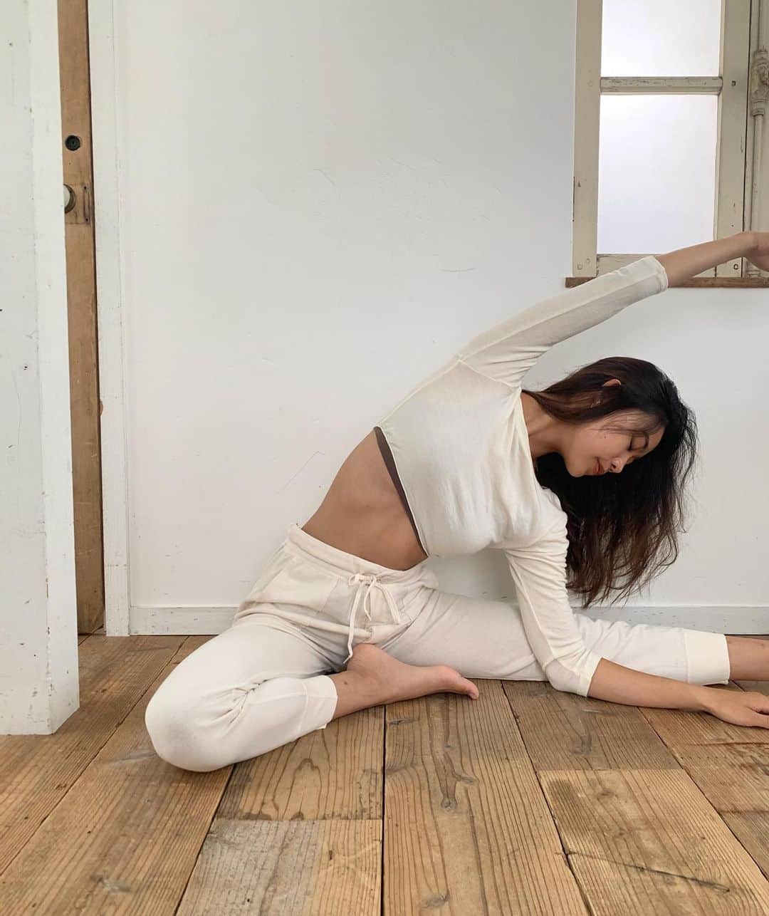栗山遥さんのインスタグラム写真 - (栗山遥Instagram)「Yoga. 大切なことは、アーサナの出来栄えや美しさではなくて、そのプラクティスの過程にあると思ってる。そこで得られた気付きは、マットの外でのわたしたちの日常生活や人生に活きてくる。こうしなければいけない、こうでなくてはいけない、そういった苦しいルールがないというのが、ヨガの好きなところ😉」3月10日 22時54分 - harukakuriyama