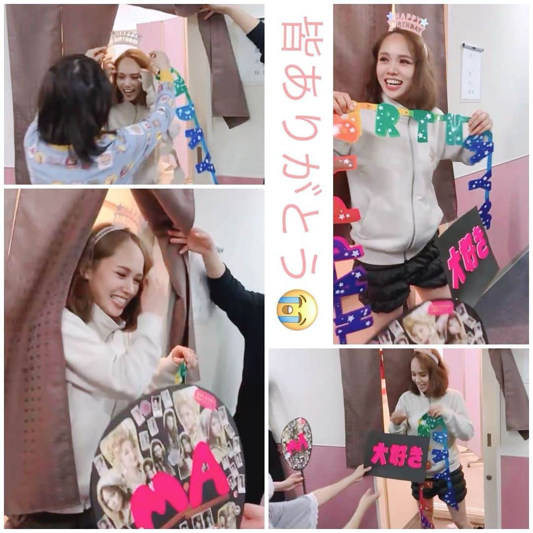 ソニンのインスタグラム：「. 皆様お祝いコメントありがとうございます🥺✨✨✨  本日も公演を務めてまいりました。  朝楽屋に来たら 鏡前に飾りが😭 (可愛いー昆ちゃが前日に仕込んでくれたそう💋)  プレゼントも沢山頂き🙇🏻‍♀️ 子役ちゃん達にもカード頂き🍰  終演後にはカンパニー皆さんが祝って頂きました🥺  感謝感激。  本番やってるとあまり実感ないのですが、こうやって周りの方が祝ってくださり特別な日になりました。  さて、 いよいよ明日はMA大千秋楽です。  本日もご観劇ありがとうございました✨✨✨  明日もお待ちしています🇫🇷  #ソニン　#3月10日生まれ #ミュージカルMA #マリーアントワネット　#MA2021」
