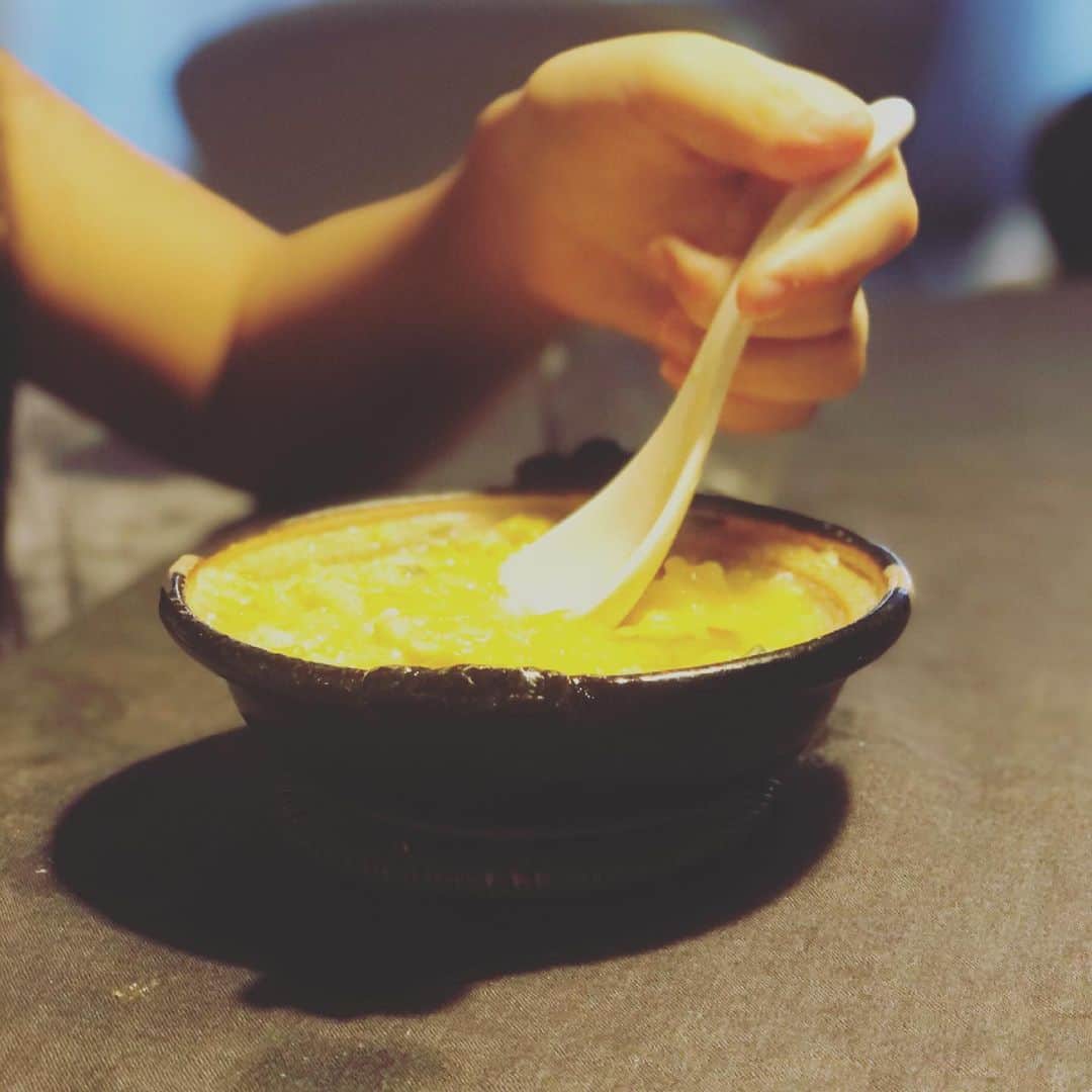 三浦瑠麗さんのインスタグラム写真 - (三浦瑠麗Instagram)「稲葉直人さんの土鍋ミニミニサイズです。鍋の残りのスープに冷やご飯を入れ、卵をとき流して蒸らし、雑炊をつくる。 娘の朝ごはんに。 ひとり用ってなんか嬉しい。」3月10日 22時55分 - lullymiura
