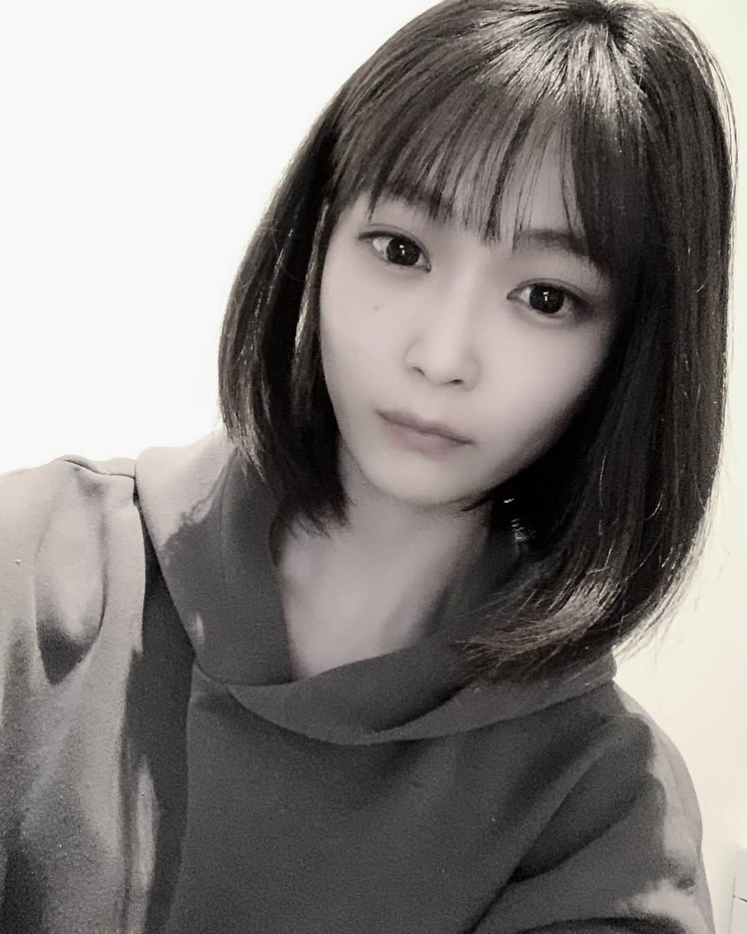 石森虹花さんのインスタグラム写真 - (石森虹花Instagram)「今日もお疲れ様です。  15年間ロングだっので何だか見慣れないのと、すぐ髪の毛を束ねようとしてしまいます。  #マッシュルーム #虹花 #モノクロ #ありがとう」3月10日 23時00分 - ishimori_nijika