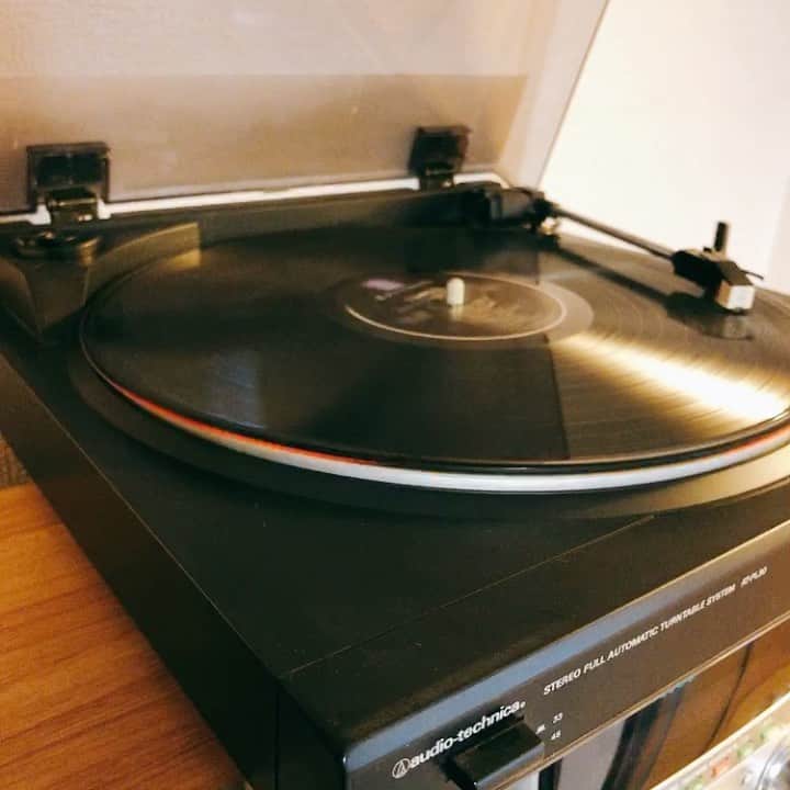 石井脩平のインスタグラム：「🎼 引っ越してレコードをよう聴くようになりました。 　 　 前の家では、配置上あんまし聴いてへんかった。 前の前の家では、まぁまぁ聴いてた。 前の前の前の家では、たまに聴くぐらいやった。 前の前の前の前の家では… もうええで。 　 　 #RANCID #TIMEBOMB #BlackCoatWhiteShoesBlackHatCadillac 　 　 👦🏻 高校生の時に放課後みんな家に来てゴロゴロしてて、このアルバムの4曲目のTimeBombかかったら、急にみんなでスカダンスする…みたいな変なノリあったなぁ。 　 #アレ何やったんやろう #何がおもろかったんか知らんけどキャッキャしてたなぁ #そんなアイツらは今みんな医者やら弁護士やら社長やら立派になっている #石井は相変わらず石井 　 　 #そう言えば先日 #コマンダンテ石井さんに引っ越し祝いをいただいた #本当にありがたい #お陰様で新居が整いつつある #粋なことしてくれはるお兄さんに感謝 #自分もそんなお兄さんでありたい #そないいつも一緒にいる後輩が自分にはいないかも知れない 　 　 #BackToBasics #BackToTheOldSchool」