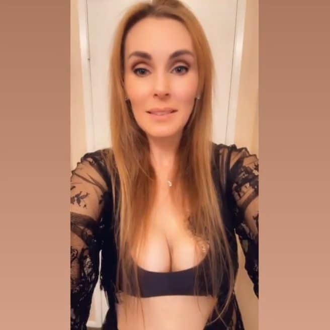ターニャ・テイトのインスタグラム：「Ready for our Live Chat ? 🥰 Tanya Tate's Tea & Crumpets..  I'll be your crumpet at  10am Los Angeles time 👉 You know where..」
