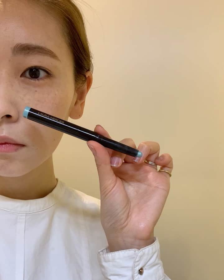YU-U（工藤由布）のインスタグラム：「スカイブルー🧊🐳 つけるのを二重幅以下にするのがポイント🙌🏻 リップも明るくしたから派手顔にならないようにベージュマスカラで色味ダウン🐪 シャドウつけたてとマスカラあとを比べると青みの見え方が結構変わってるよ👌🏻 引き算大切😉🚩 つける範囲や太さを小さく、細くするとハードル下がるから色々試して(失敗もしてもいいさっ)と思う〜☺️👌🏻 アイテム写真撮り忘れたの🙏🏻🙏🏻🙏🏻 ・・・ #u_makeたち」