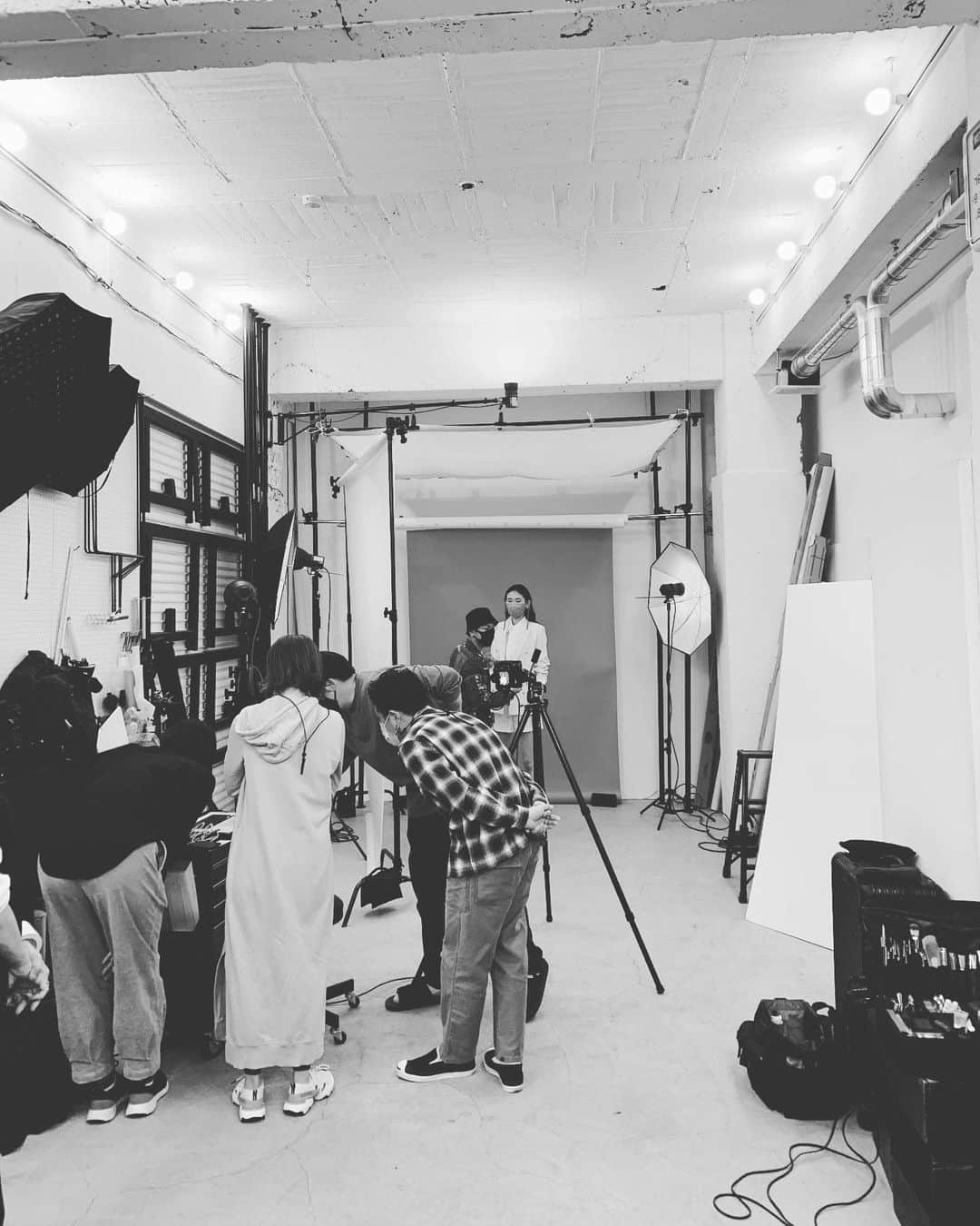 亀恭子のインスタグラム：「出産前。 まだ仕事納めはしてないのですが、 撮影モノは今日一段落しました。  階段は牛歩だけれど、仕事中はわりと軽快に動けてます。  とあるコラボ企画。 また近日、お知らせさせてください^ ^  #shooting #collaboration #2021ss」