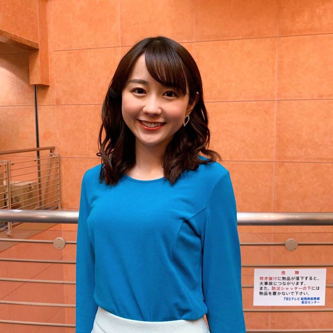 TBS「グッとラック」のインスタグラム：「【3月10日(水)の若林アナ🌱コーデ】  スカイブルーのカットソーですが とろみ感ありで品のよいトップスです✨ スカートは、普通のタイトに見えますが 色々切り返しのデザインになっていて サイドスリットがさりげなく入っているデザインになっています☝️  ライダース着るとグッとモード系になります🌟  byスタイリストさん  トップス→SANPARIE スカート→Blue Greed ピアス→お世話や  明日のOA（あさ8:00〜）もお楽しみに！！  【#若林アナコーデ　で検索すると、今までのコーデがチェックできます❣️】  ※写真撮影の時のみマスクを外しています  #グッとラック！#tbs #若林有子アナ#若林有子#アナウンサー #ファッション #今日のコーデ#ootd#きょコ #コーデ #女性ファッション #ピアス #お世話や#トップス#SANPARIE#スカート#BlueGreed #冬コーデ#春コーデ#ヘアスタイル#ヘアセット#アナウンサーコーデ#アナウンサー衣装 #アナコーデ#水曜#若林アナコーデ #朝8時から#生放送」