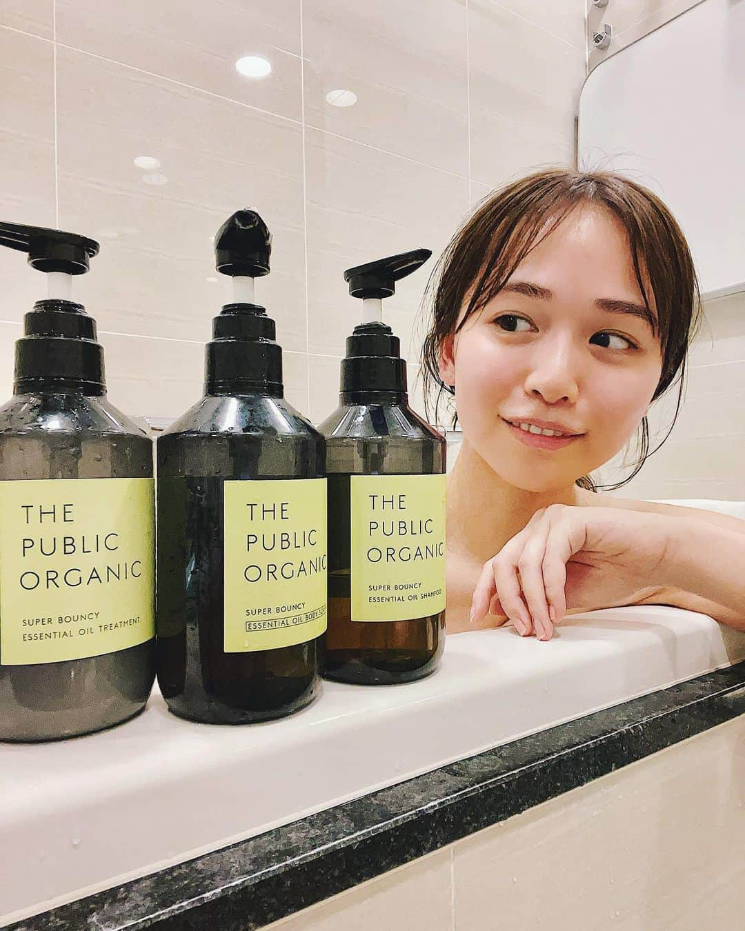 菅本裕子さんのインスタグラム写真 - (菅本裕子Instagram)「大好きで、4年ほど愛用しているTHE PUBLIC ORGANICさんのシャンプーがリニューアルされてから、半年とちょっと。﻿ ﻿ 実は旧タイプを買い溜めしていたり、普段からいろんなブランドのものを使ってみようと心がけているので、リニューアル後のものを使用するタイミングを逃し続けていて、、😂﻿ ﻿ 今回、お仕事をきっかけに使って、とっっっても感動しました😭！再ブーム完全に来ています、、今は基本的に全部ザ パブリック オーガニック！ボディーソープも🙌﻿ ﻿ 元々精油が大好きで、、！﻿ お風呂で香りを嗅ぎながら、１日の疲れをリフレッシュしています☺️﻿ ﻿ 毎日のストレスケア、リセットはとても大事だと思っていて！自分を見つめて、労ってあげるというか。私はSNSで活動を始め、少しずつフォロー数が増え、企業をして、、！順調ではあったんですが、その分期待や、責任や、、背負うものも大きくなり、ちょうど２年前くらいが1番、、ピークでした。自分と向き合えていなくて、精神的に余裕が無く😭自分のメンタルは無視して、とにかく突き進む、頑張り続けないと！！と、焦りに焦っていたんだけど、、。もちろん辞める事はないし、頑張り続けるんだけど、自分と見つめあって、ご自愛する時間を作って、そしてお風呂・睡眠と基本の基本を整えてからは、メンタルも安定して、仕事や人間関係も調子が良いです☺️🌿　﻿ ﻿ 先日、ザ パブリック オーガニックさんとのコラボ動画を公開しました！帰宅してからの、毎日のストレスケアについて動画にしています🙌﻿ ﻿ 動画も楽しく作成できたし、何より大好きなブランドさんとのコラボなのでとにかくウキウキしています😂😂笑﻿ ﻿ 本当に大好きなアイテム達なので、みんなに広まってくれ〜〜！！とどけ〜〜！と思っています😂もう既に大人気商品で、みんな知っているとはもちろん思っているのだけどね😂笑！それでも！もっと！って😂😂﻿ ﻿ ぜひ動画見てくれたら嬉しいですっ﻿ それでは〜👋﻿ ﻿ #PR #ザパブリックオーガニック #thepublicorganic #スーパーバウンシー #ゆうこす #菅本裕子 @thepublicorganicofficial」3月10日 23時36分 - yukos0520