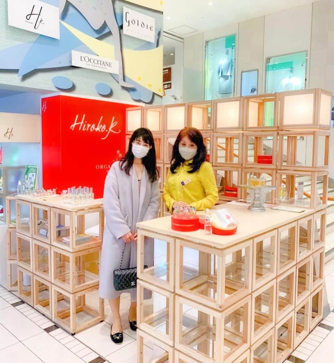 土屋香織さんのインスタグラム写真 - (土屋香織Instagram)「❁.ℍ𝕚𝕣𝕠𝕜𝕠 𝕂 @hiroko.k_organic_official  新宿でお仕事だったので 帰り際にHirokoさんのお店へ🌼 . 小田急百貨店の店舗にようやくお邪魔できました。 久しぶりにお会いできてうれしかった⸜(๑⃙⃘'ᵕ'๑⃙⃘)⸝⋆︎* . 香りのバリエーションもすごく増えていて❣️ 1番気になった フランキンセンスの香水 「聖なる香り」フランキンセンス・インへイルと バランシングオイルを連れて帰ることに♡ . フランキンセンスは 別名オリバナムとか、乳香と言います。 ムクロジ目カンラン科ボスウェリア属の 樹木から分泌される樹脂🌿 古代から珍重され宗教的な儀式の場で用いられてきた香りです。 心を落ち着かせるとってもいい香り( ˘͈ ᵕ ˘͈ ) . この【フランキンセンス・インへイル】は フランキンセンスの他に ユーカリやジュニパーベリー、 クローブバットなどの成分も配合。 ホワイトスモーキーな素敵な香りなんです。 . お風呂上がりに バランシングオイルを肌に🧖‍♀️♡ 心地よい香りにつつまれておやすみなさい😴⭐ . . . #フランキンセンス #hirokok #ヒロコケイ  #organic #organiccosmetics  #ecocert」3月10日 23時39分 - kaorintsuchiya