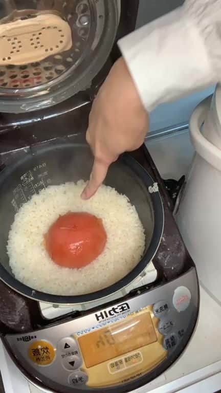 前田阿希子のインスタグラム：「・ ・ やまひここんぶ @yamahikokonbu.baby さんの 『贅沢だしパック』を使って、　 トマトを丸ごと豪快に入れた簡単、 でもめちゃくちゃ美味しい炊き込みご飯を作りました😋 炊き込みご飯。 だけど、気分はオシャレリゾットー😍 だまされたと思って、是非ぜひ試して頂きたい1品です🤩 明日双子はどんな顔で食べてくれるかな？🥰 ・ ・ 【材料】 ・お米…2合 ・水…450cc ・だしパック…1個 ・トマト…1個 ・酒…大さじ1 ・薄口醤油…大さじ1 ・塩…ひとつまみ強  【作り方】  ❶ 米は洗い水気を切り、30分おく。 水で湯を沸かし離乳食だしパックだしをとり、冷ましておく  ❷ 炊飯器に米、酒、薄口しょうゆ、塩をいれた後、おだしを2合の目盛りまで入れ、さっとかき混ぜる。（残っただしは他の料理に◎）  ❸ トマトのヘタをとり、炊飯器で通常通りごはんを炊けば完成  ❹ 出来上がりは、切るように混ぜるほうがトマトが少し残る感じでオススメです。 塩や胡椒でお好みの味に調整してください  出来上がり😋💕  （お好みでパルメザンチーズやブラックペッパーをかけても最高です！ パルメザンチーズをかけたら、『ん〜😍』と声が出る美味しさです（笑） やまひこさんによりますと、しらすと刻み生姜を後乗せしても美味しいんだそう！これは私も試さねばー💪😆✨）  【ポイント】 ・絶対に、とった出汁は冷ましてから お釜に入れてください！ お米が半生になっちゃいます😭  ・トマトを入れるときは、炊いた後でつるんと剥けちゃうので、特に湯むきはいりません💁‍♀️  是非ぜひ皆さま、お試しあれ〜💕 ・ ・ ・ #やまひここんぶ#贅沢だしパック #トマト丸ごとご飯#離乳食 #離乳食完了期#離乳食後期 #インスタライブ #りょうりすたぐらむ  #料理好きな人と繋がりたい  #双子#twins#mamari #双子ママ#双子ママと繋がりたい  #ママと繋がりたい  #こどものいる暮らし  #双子のいる生活  #mamanokoムービー  #子育て#子育てママ #思ってたより100倍簡単 #思ってたより100倍おいしい  #ちちんぷいぷいフィナーレ寂しい #ままのて#たまひよ #コドモノ」