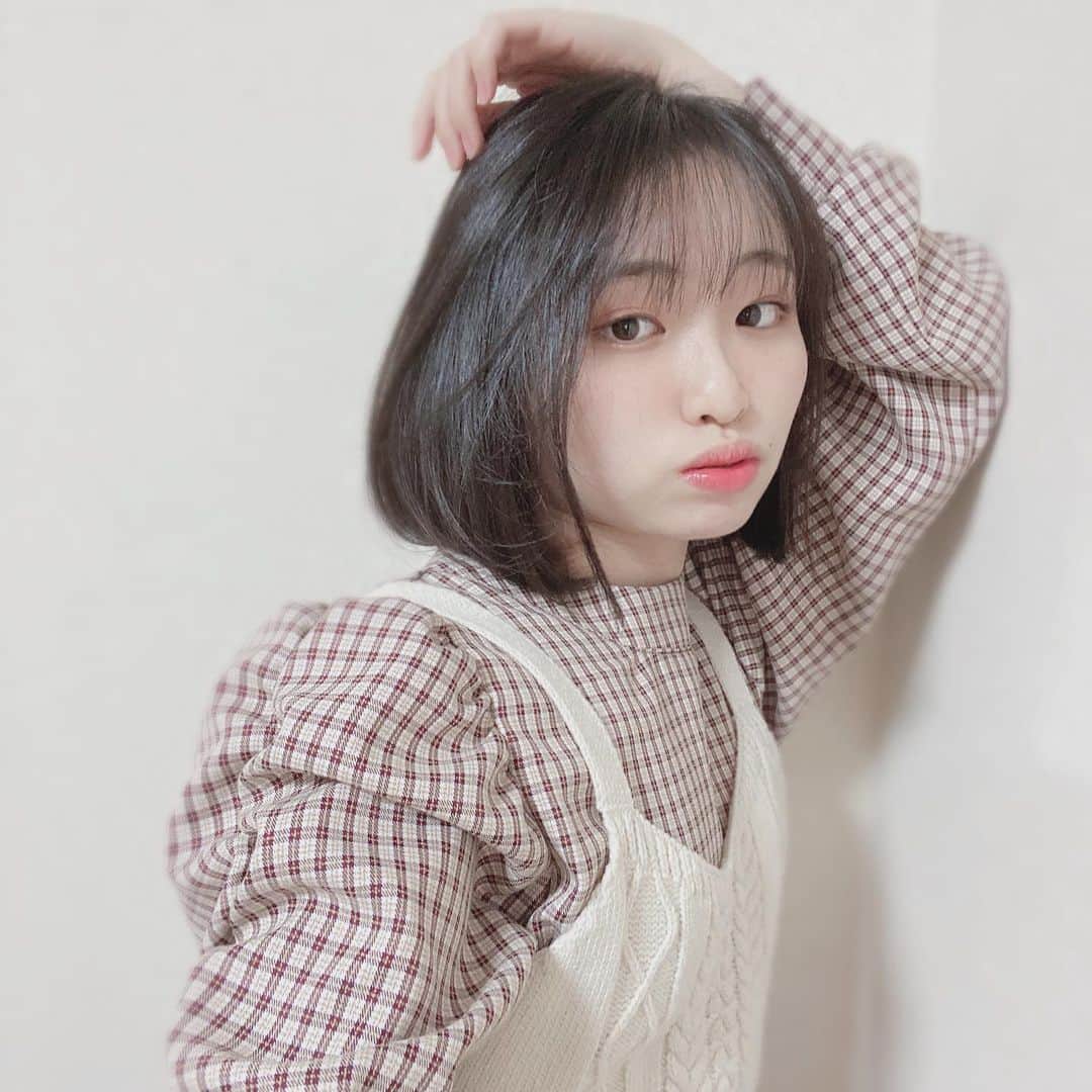 北村真菜のインスタグラム：「❁髪の毛をきりました❁ どうですか、、？😳  約15cmぐらいカット💇‍♀️ ボブになりました𓂃𓈒𓏸  これからは短い長さの髪でもできるヘアアレンジも紹介したいと思います！ ロングヘアでもできるアレンジも発信します！！🥺  #まなてぃーのヘアアレンジ  #韓国ヘア #黒髪ボブ」