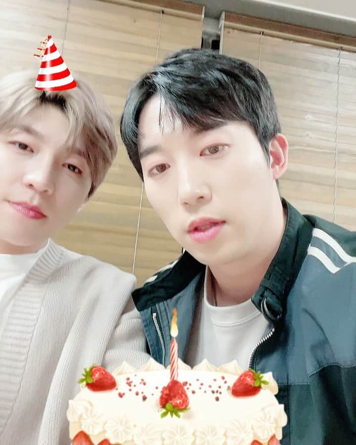 フンのインスタグラム：「@shinsoohyun89 우리형 생일 마니머니마니 축하합니다!!! 🎂 ㅋ 케이크던지기 성공! 😆」