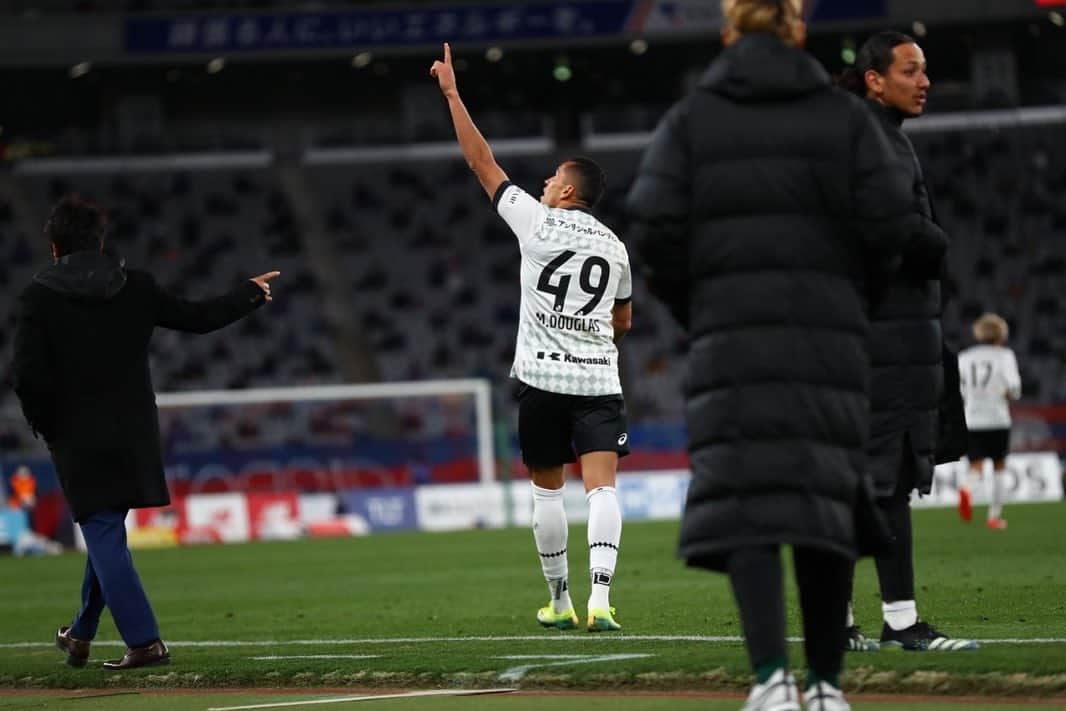 ドウグラスのインスタグラム：「Toda Honra e Glória a Deus 🙏🏾🛐🙌🏾! + 3 pontos 😉! Obrigado pelo seu Apoio no DAZN 🙇🏾‍♂️!  Vamos Vissel 🔥🔥🔥 ♦️⚓️🐮⚓️♦️ #WeareKobe」