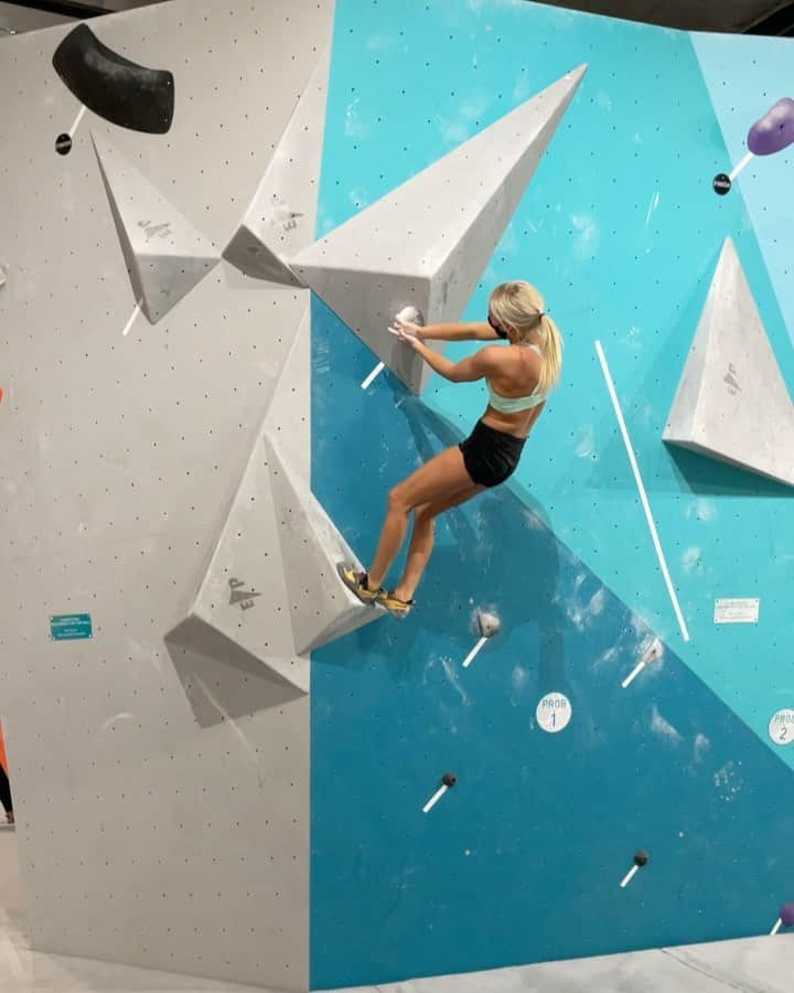 シエラ・ブレア・コイルのインスタグラム：「My favorite boulder from the @rock.solid.climbing competition a few weeks ago 💪🏼 Nice set @cormarhan 👏🏼」