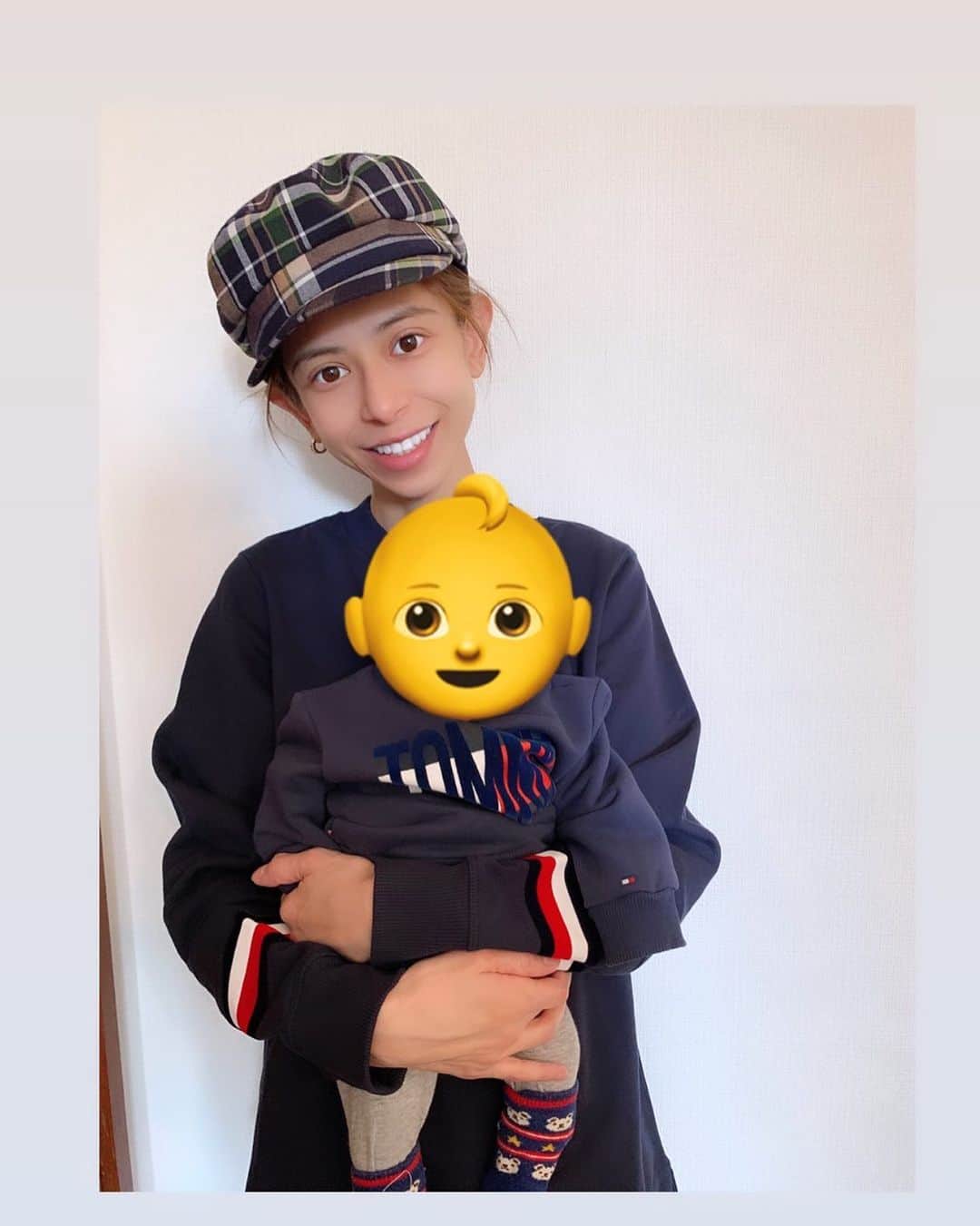 間宮梨花のインスタグラム：「@tommyhilfiger  まだちょっと大きいけど👶❤️ すぐ着れなくなるんだろうな🥺 #親子コーデ #tommyhilfiger」