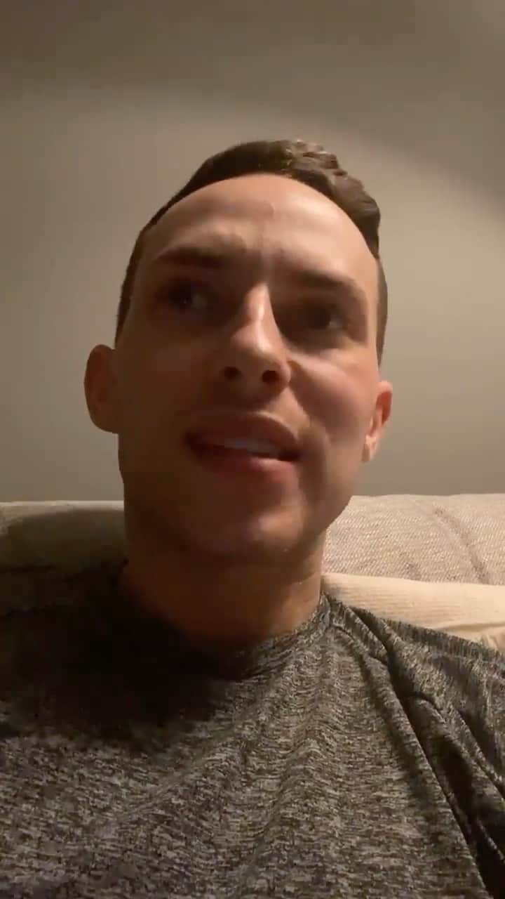 アダム・リッポンのインスタグラム：「If you missed the Oprah interview with Meghan and Harry, don’t worry. This is my complete recaps. There’s a lot to unpack. If you could be reincarnated, would you come back as a Tampax Pearl? #TeamMeghan」