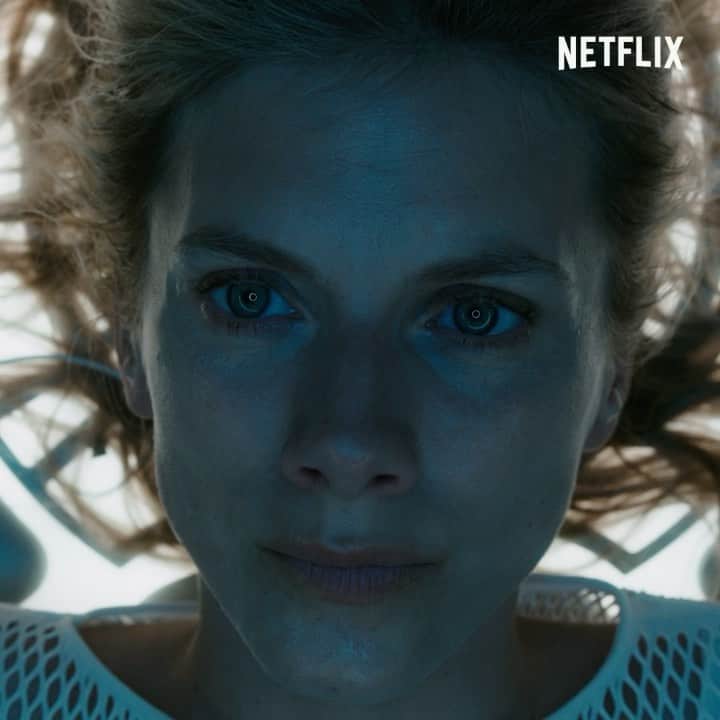 メラニー・ロランのインスタグラム：「First teaser for #Oxygen, a film by Alexandre Aja with Mélanie. May 12 on Netflix !   Voici le premier teaser de #Oxygène, un film d’Alexandre Aja avec Mélanie. Sortie sur Netflix le 12 mai !」