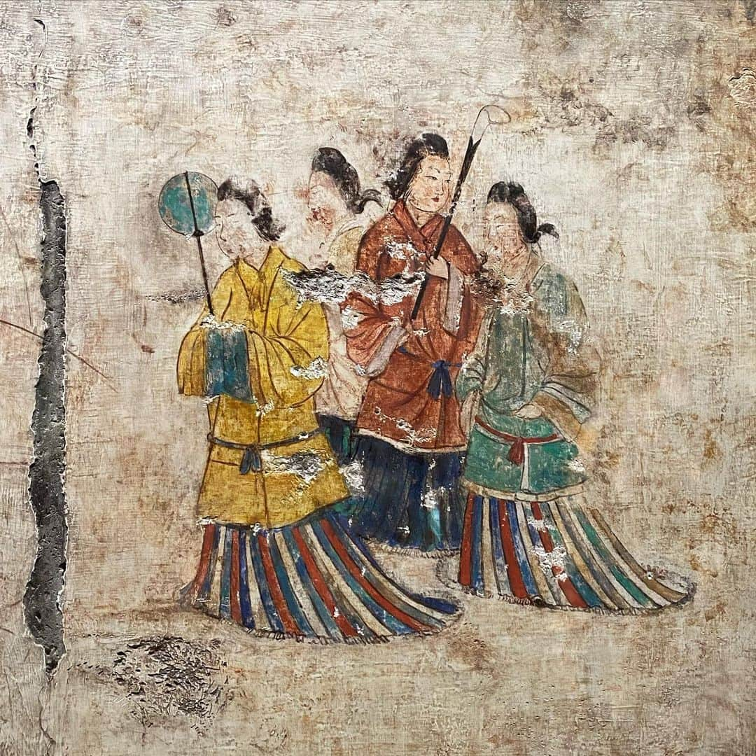 コムアイさんのインスタグラム写真 - (コムアイInstagram)「この壁画の采女たち、1300年前に描かれたもの。宮廷で働く人たちがこんなに華やかな色を着ていたとは。  本物は年に数回公開されるらしい！ 鉱石の顔料を使っているので色が褪せず今でも鮮やかすぎて現物を見ると驚くそう。。  高松塚古墳は、プリンみたいな形をしている🍮 こことキトラ古墳の天井には、星宿図や天文図と言われる、夜空の星座を写した図が、金箔で描かれています。そのことにも、采女の装束にも、大陸の文化を色濃く感じます。  飛鳥は国際色豊かな文化がシルクロードを渡って流れ着く都だったんだろうな。  ちなみに発掘のきっかけは、生姜の貯蔵のために地元の人たちが丘の側面に穴を掘っていて古墳の壁に当たったことだそうですよ⛏  #明日香村  @asukanavi   (写真は特別に撮影の許可をいただいております)」3月11日 2時16分 - kom_i_jp