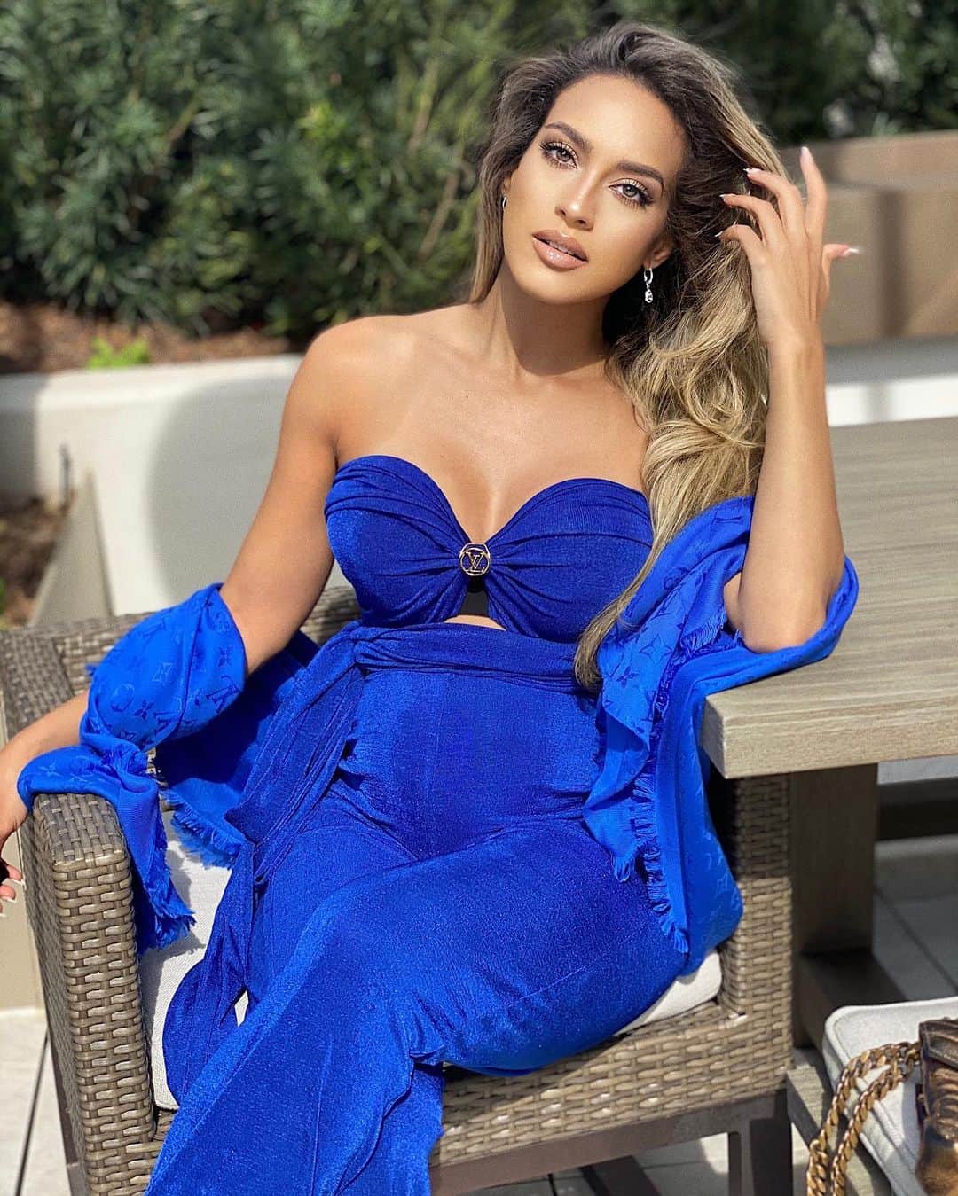Sarah Mundoのインスタグラム：「Capturing the glow 🌞 🤰😇 #WCW  #glow #spanish #persian #style #LV」