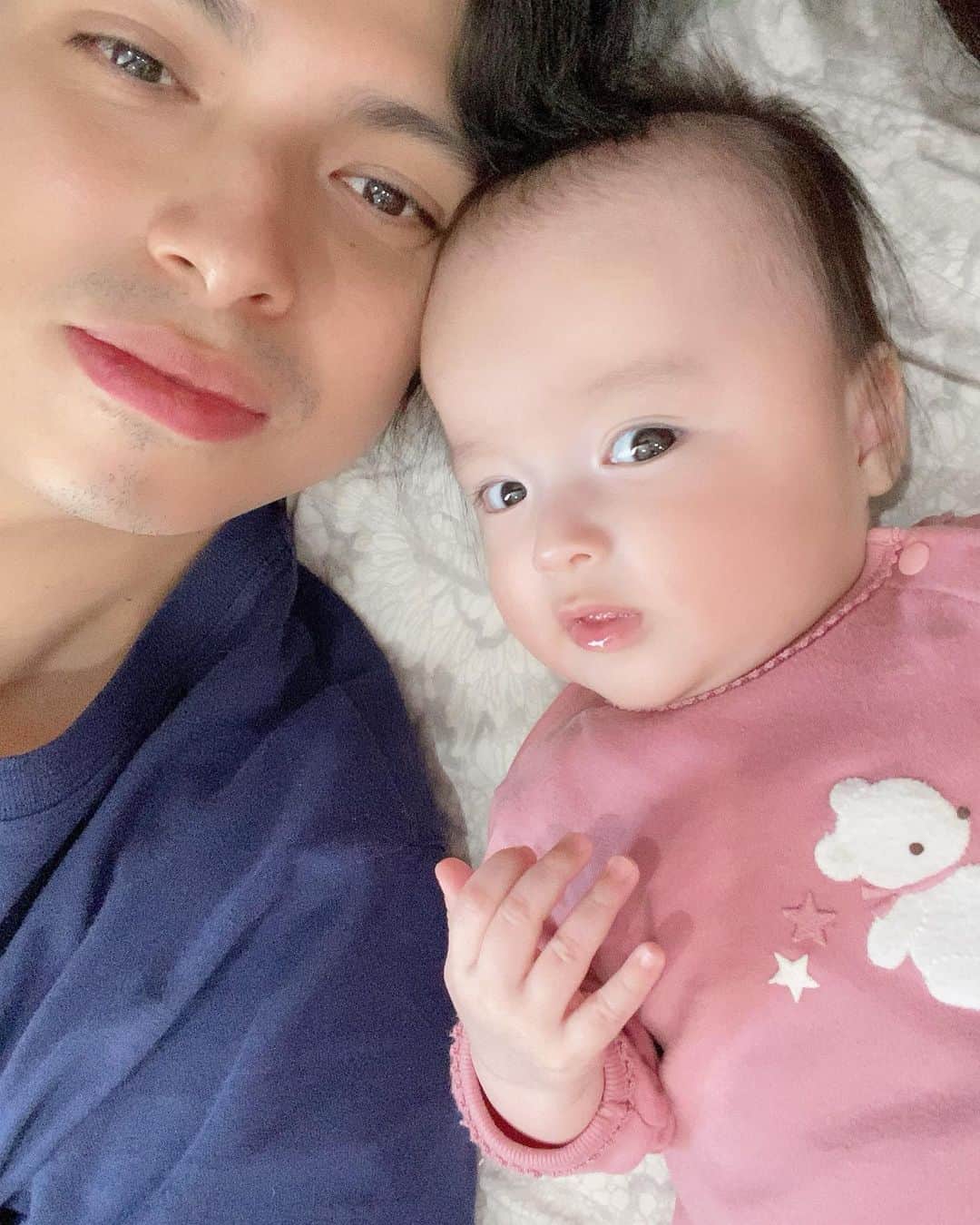 アレクサンダーのインスタグラム：「美人ちゃんと、私❤️ 良い匂いだな❤️ #赤ちゃん #bebe」