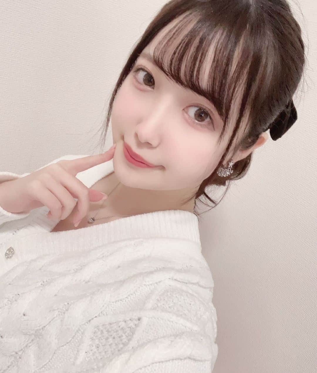 朝田ひまりのインスタグラム：「今日がデビュー日です👏🏻💖 目標だったTwitterのフォロワー数1万人も達成できて嬉しい🥺 もっとたくさんの人に応援して貰えるように頑張ります💪🏻 (写真はちょっと前に撮った写真🤣) . . #AV女優#SODstar#デビュー日#雰囲気好きな人いいね#1mmでもいいなと思ったらいいね」