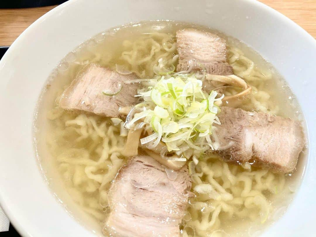 菅原智郁さんのインスタグラム写真 - (菅原智郁Instagram)「たまには山形のアナウンサーらしくラーメンを載せてみる🍜  .  📍高畠町 山喜 山形ではなかなか食べない塩ラーメン。 シンプルなのにすごくおいしい。 余計なものは一切入れませんでした！って感じの洗練された一杯。(シンプルに見せかけて、たぶんいろんなダシをとってるのかもしれないけど) 余韻に浸れる。 高畠 おいしいラーメン屋さんいっぱいあるな…… . . #山形 #高畠 #ラーメン #山喜 #塩ラーメン #ラーメン女子」3月11日 12時48分 - tomotomokaaaa22