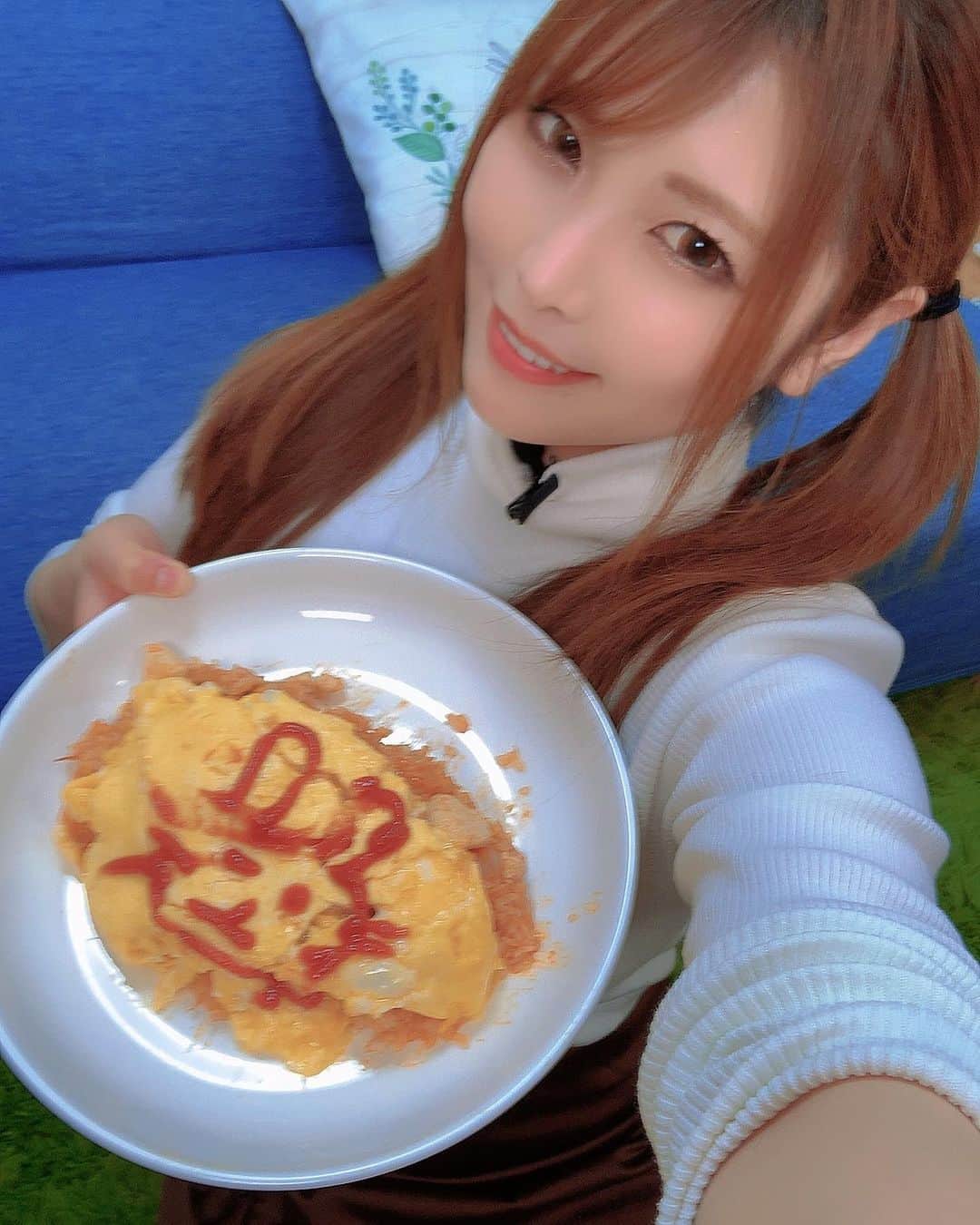 新村あかりのインスタグラム：「YouTubeらぽふぁん の撮影の企画でオムライス作りましたw ただ作っただけではないので是非見て欲しいですw このオムライスに描かれているうさぎの名前は「コキちゃん」です❤️ みんなよろしくね✨  まだ私の動画はアップされてないけどアップされたらまた報告しまーす！ チャンネルはこちら↓  https://youtube.com/channel/UCrG6ghgF8Yh1QjlFveJjhiQ  #らぽふぁん  #youtube  #オムライス #ツインテール」