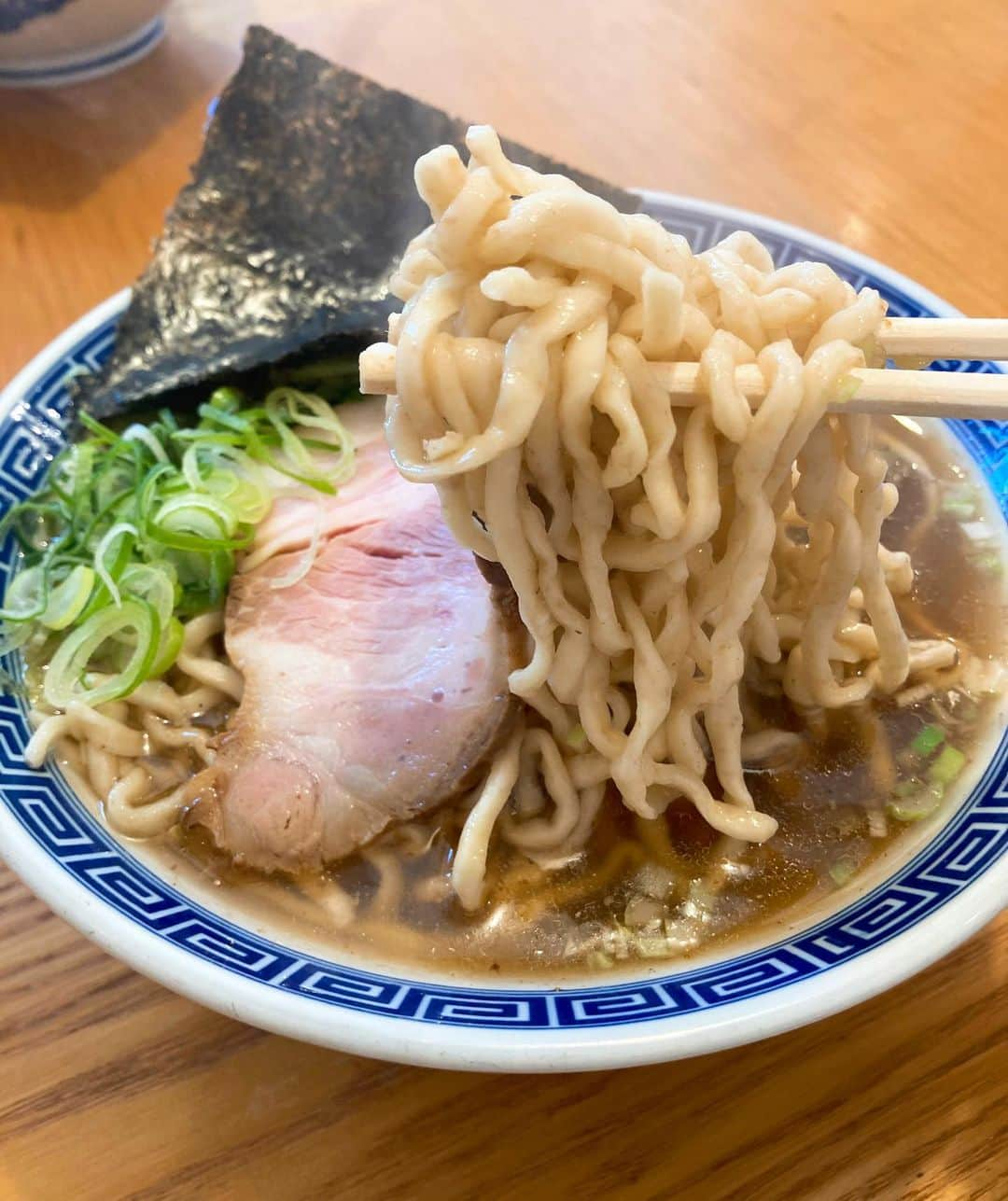 大江香織さんのインスタグラム写真 - (大江香織Instagram)「🍒﻿ ﻿ 麺屋春馬　﻿ 煮干し中華そば﻿ ﻿ 煮干しスープは濃厚だけどしつこくなく、どんどん食べ進められます。﻿ ワシワシ食感の中太ちぢれ麺がおいしい！﻿ 山形のラーメンは量が多くて、普通盛りでもお腹いっぱいになれるから嬉しいです。﻿ ﻿ ﻿ #麺屋春馬 #山形ラーメン #山形グルメ #山形ランチ #山形 #ラーメン #煮干しラーメン  #醤油ラーメン」3月11日 13時09分 - _kaori.ohe_