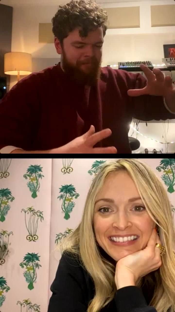のインスタグラム：「I LOVE @fearnecotton! This was such a great chat reminiscing about gigs and live music. She’s bloody wonderful 🤍  Please keep donating to @stagehandcharity and enter their #ILoveLive prize draw for a chance to win a bunch of once in a lifetime collectibles!」