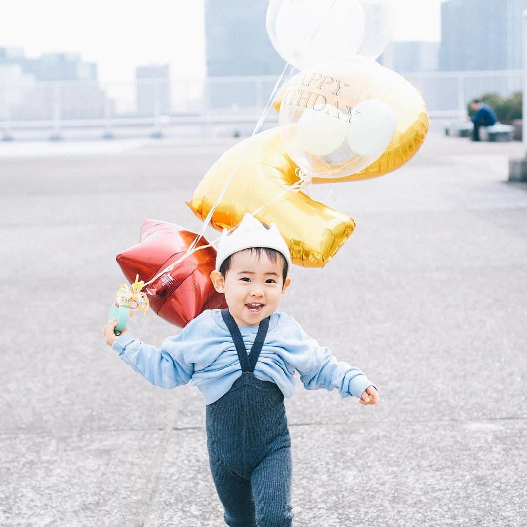 花盛友里のインスタグラム：「こちらは生後半年記念の写真も撮らせてもらったご家族。 最初に撮影させてもらってから、シッターさんをやってるってことを聞いて個人的にもめっちゃくちゃお世話になっております。。 出逢いに感謝！  わんこを散歩してるところ可愛すぎた😭😭💕💕💕💕  そして今日が坊やの誕生日ー！おめでとうございます🥰🥰🥰🥰🥰🥰」