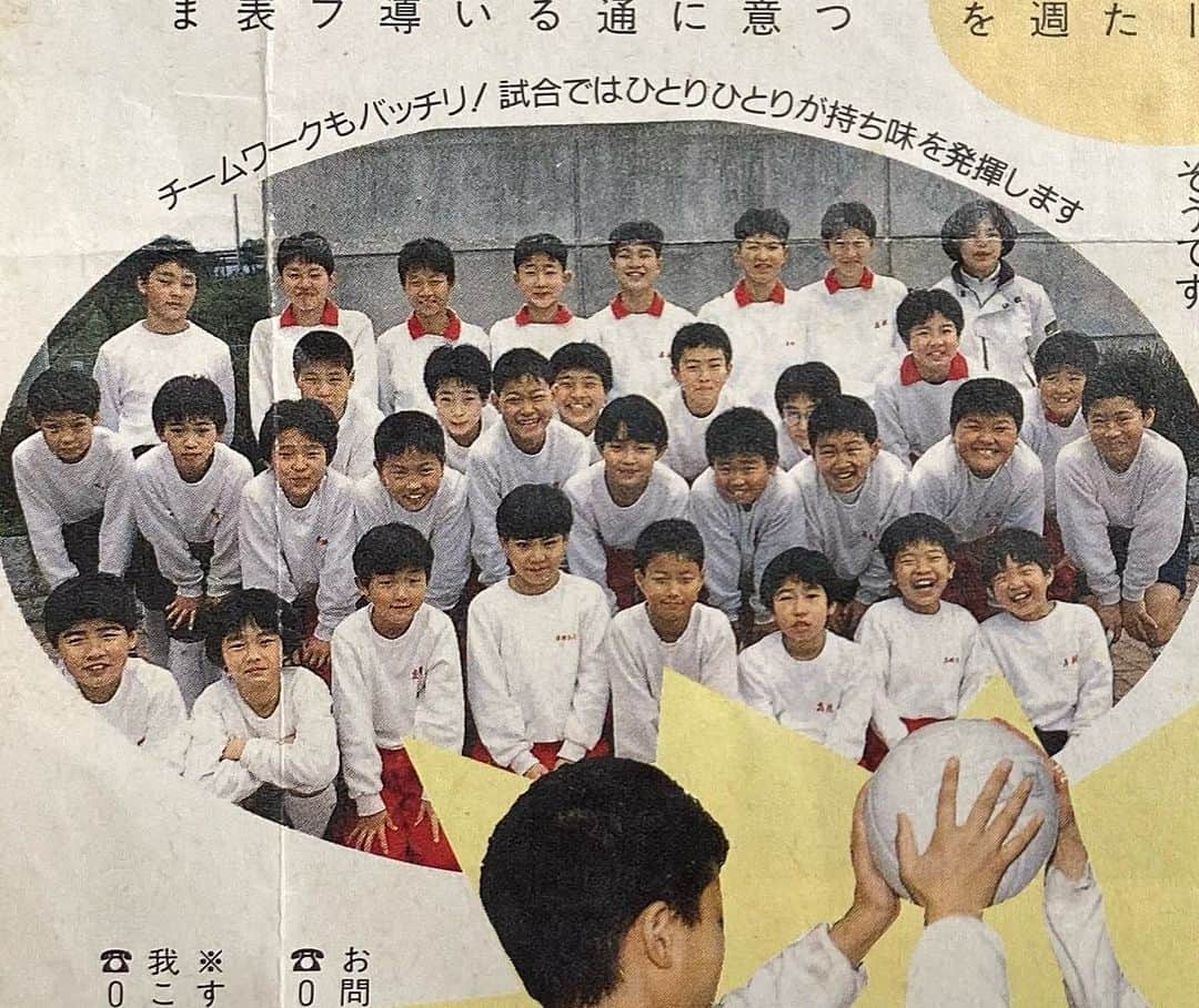 のインスタグラム：「. 30年ぐらい前の記事らしい📰 . 下の子達がめっちゃ可愛かったなぁ🥰 . #バレー少女 スポーツ刈り女子もチラホラいる😆」