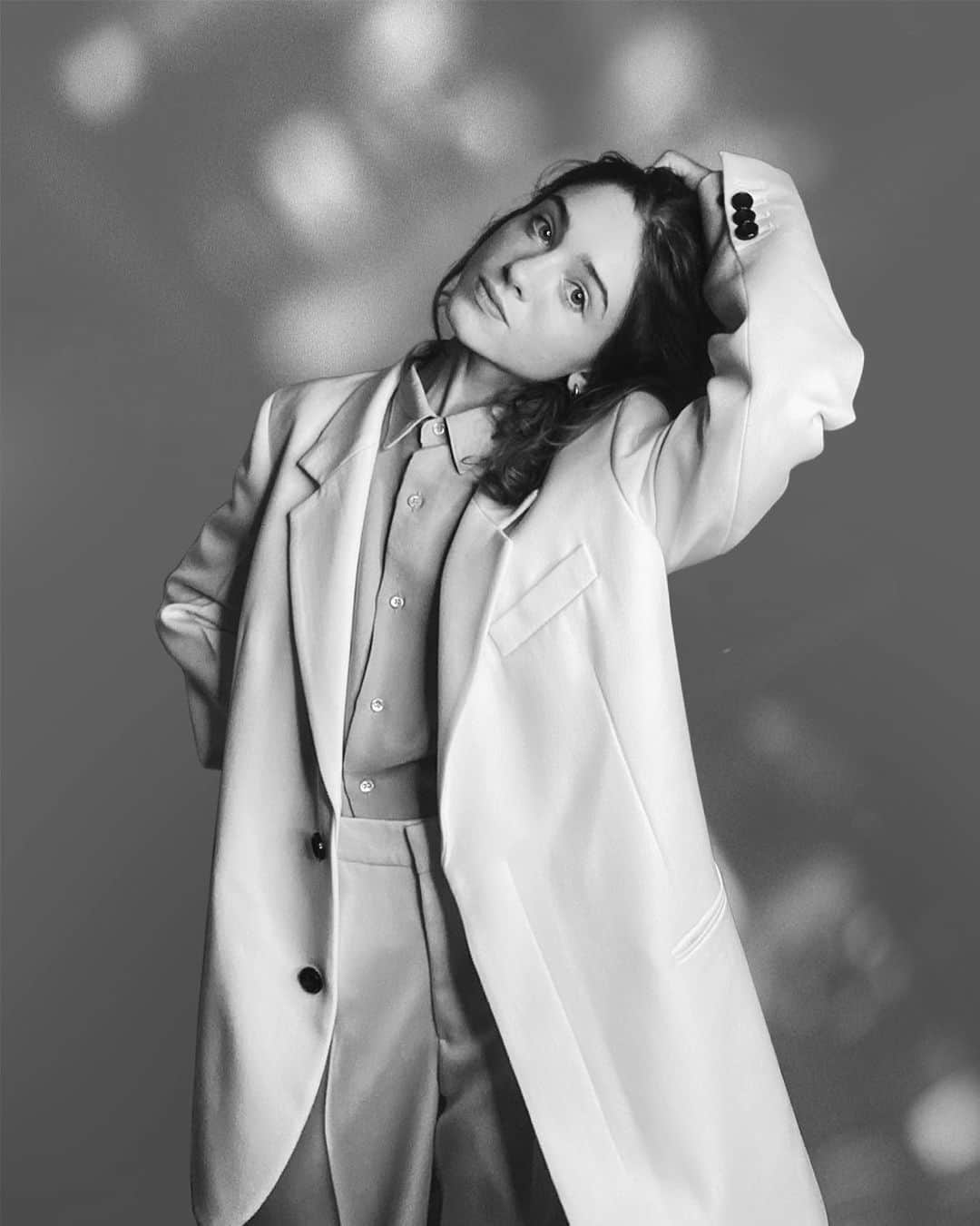 ナタリア・ダイアーのインスタグラム：「🕴big suit energy. a lil sneak peek from the new @amiparis collection #amifw21 #amipartner」