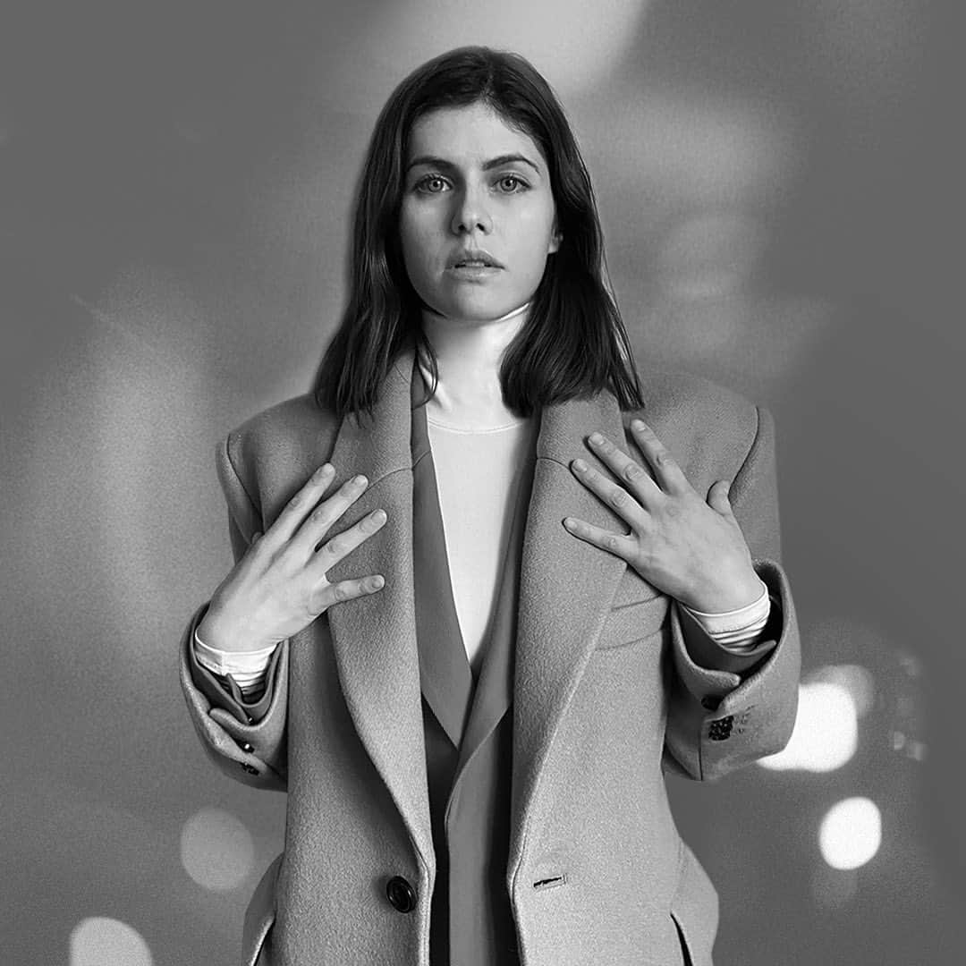 アレクサンドラ・ダダリオのインスタグラム：「Counting down the hours to see ‘Le Défilé’ #AmiFW21 show @amiparis #Ad」