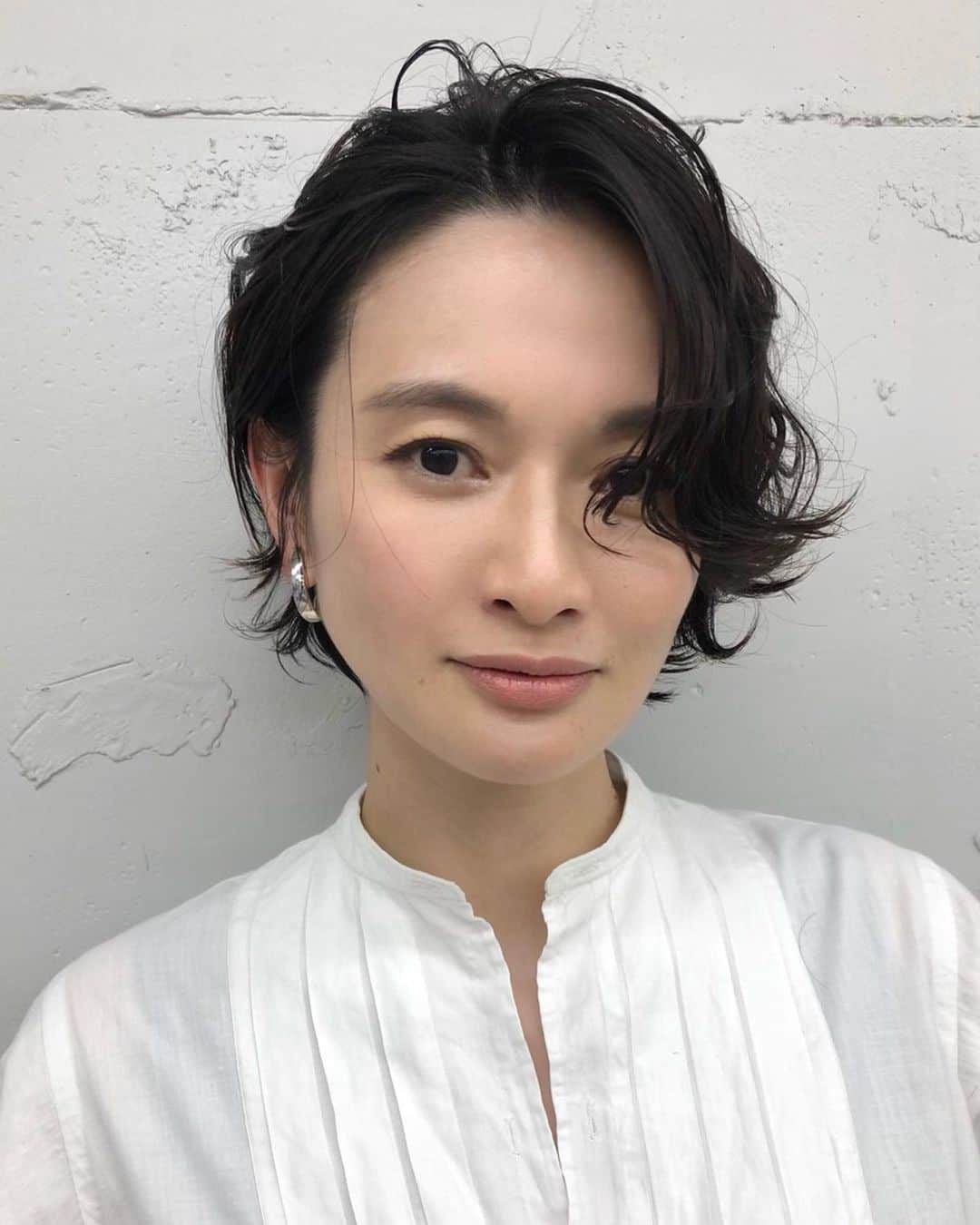 渡辺佳子さんのインスタグラム写真 - (渡辺佳子Instagram)「ヘアサロンへ。 　  #Rougy #久々のショートカット #デジタルパーマをかけました。」3月11日 8時35分 - yoshicowatanabe