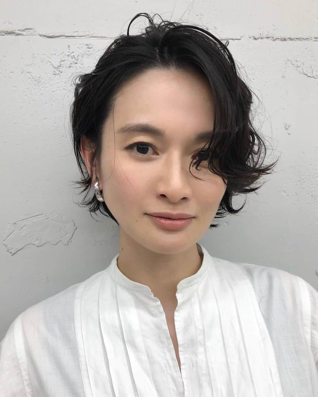 渡辺佳子のインスタグラム：「ヘアサロンへ。 　  #Rougy #久々のショートカット #デジタルパーマをかけました。」