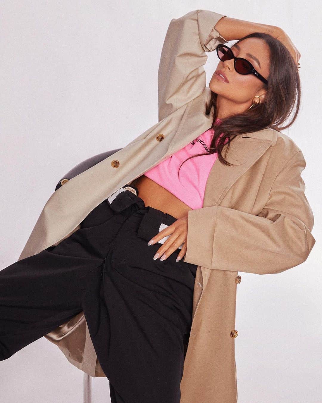 シェイ・ミッチェルのインスタグラム：「Sitting Down…but make it fashion.」