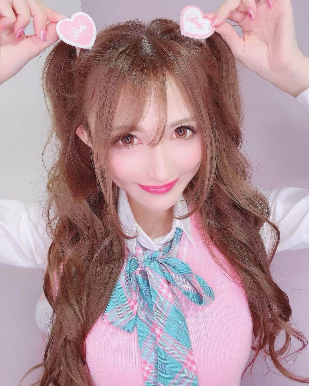 のインスタグラム：「♡ キュンはぁと❤︎( ´͈ ૢᐜ `͈ૢ)❤︎ᵕ̈* ♡ Radyのヘアゴムが制服のカラーとぴったりだったぁ( ´͈ ॢꇴ `͈ॢ)･*♡ ♡ #Rady #韓国制服 #韓国制服レンタル #한국 #韓国ファッション #韓国コーデ #電車 #制服コスプレ #choa #原宿 #ラフォーレ原宿 #korea #koreanfashion」