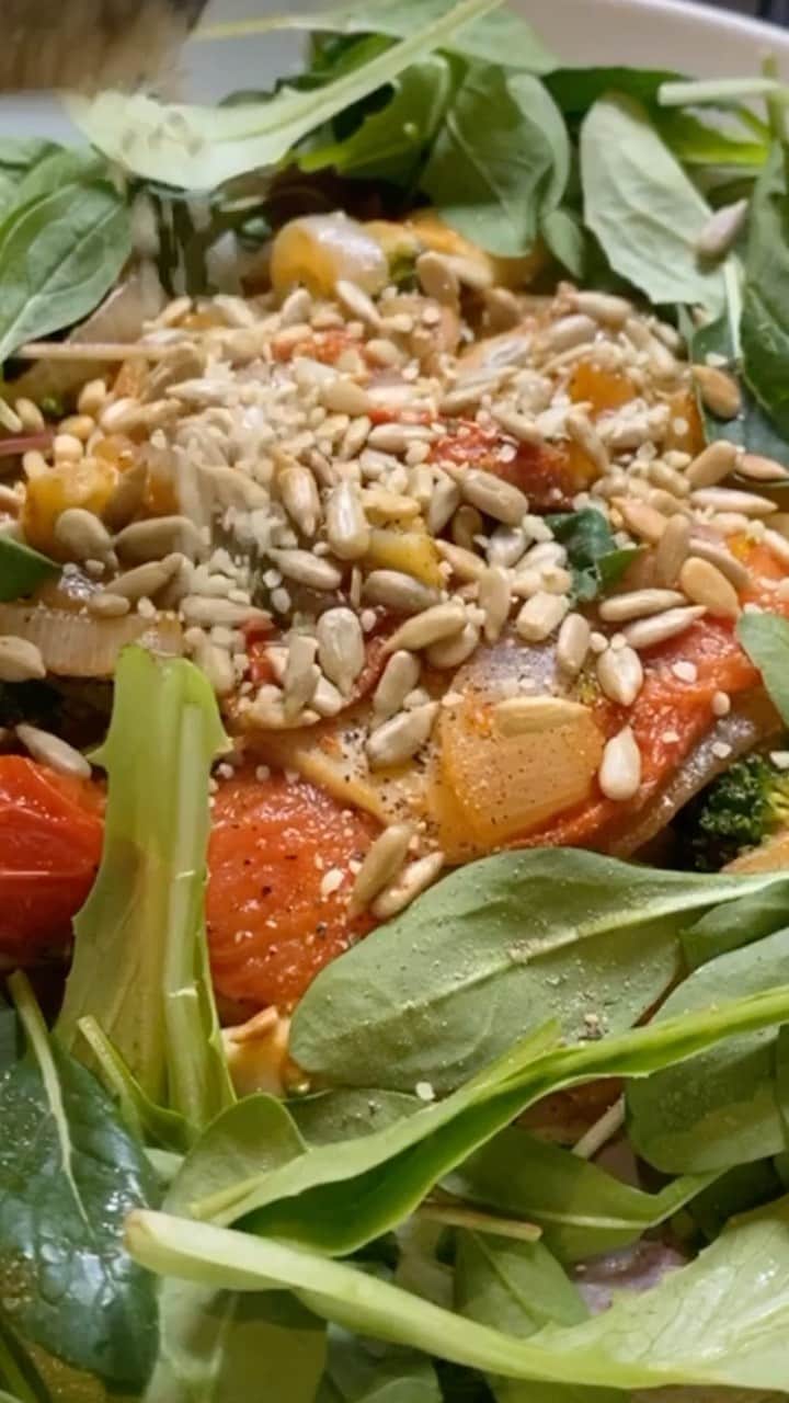 メロディー洋子のインスタグラム：「Cooking for 1 as Tokyo is currently in a citywide lockdown that requires restaurants and bars to close at 8pm. Sometimes that means getting home too late and not wanting to order out so I decided to use what was in my fridge. Lots of veggies and butter 😋   緊急事態で20時に閉まるレストランにまにあえなかったから、家でベジパスタ！ 野菜たっぷりでとてもおいしい！家で料理するといっぱい食べれて、嬉しいです！  皆さんの好きな緊急事態お料理は何ですか？☺️  いただきますー Itadakimasu 🙏🏽」