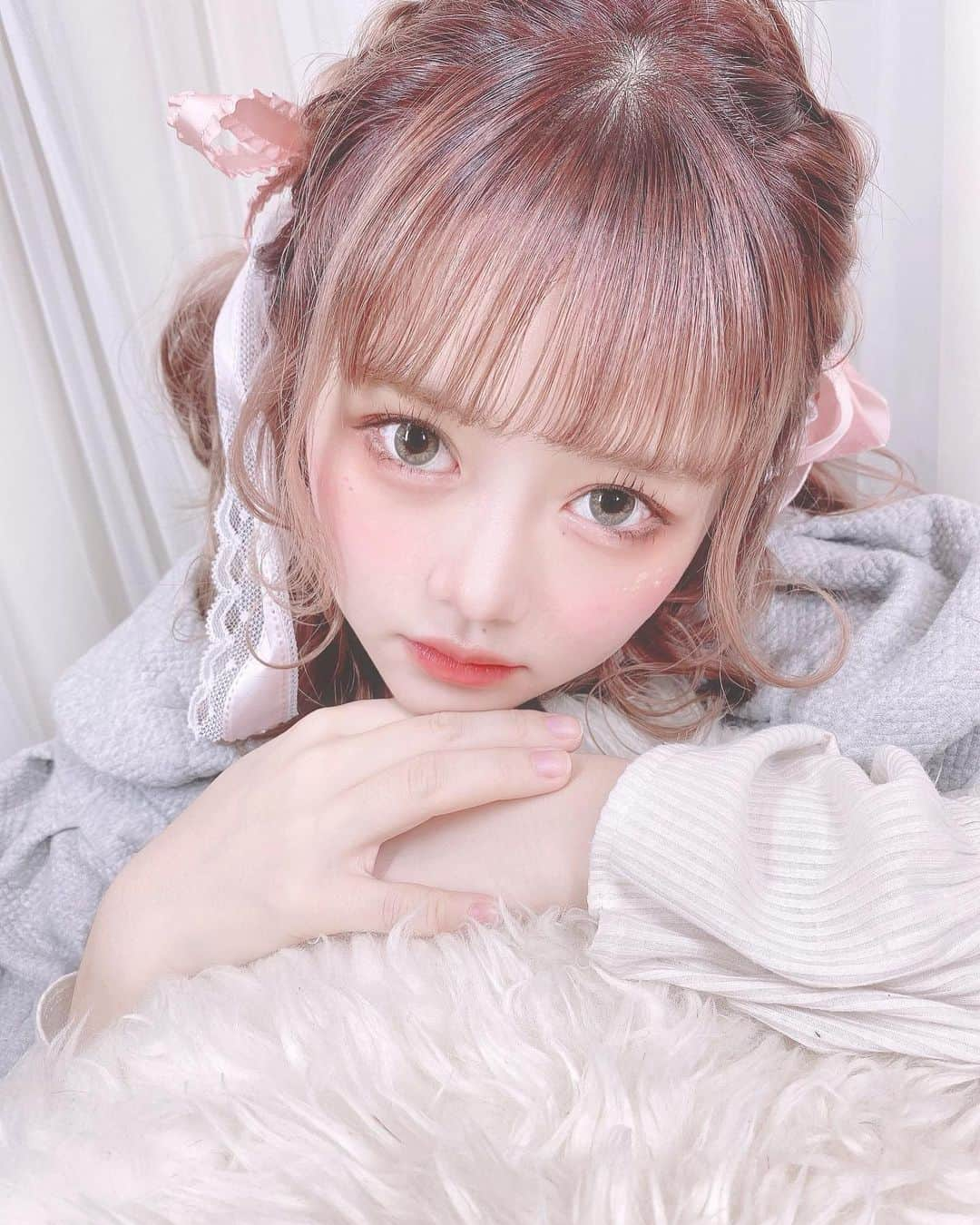 雨森セラさんのインスタグラム写真 - (雨森セラInstagram)「🍼🎀🍼🎀🍼🎀  #ヘアカラー #ヘアスタイル  #haircolor #hairstyle  #ヘアアレンジ　#hairarrange #cute #sexy #japanesegirl #アイドル #idol #サロンモデル #サロンモデル東京 #サロモ #サロンモデル撮影 #ポートレート #作品撮り#美容室 #三つ編み #三つ編みアレンジ #ホワイトベージュ #ツインテール #ツインテールアレンジ #波巻き #リボン #リボンアレンジ」3月11日 9時33分 - ___serrah___