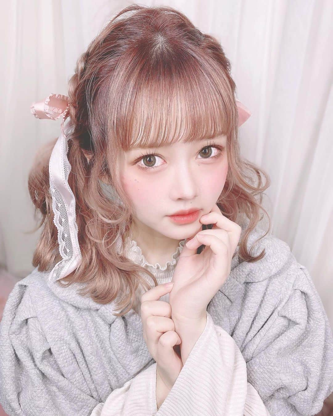 雨森セラさんのインスタグラム写真 - (雨森セラInstagram)「🍼🎀🍼🎀🍼🎀  #ヘアカラー #ヘアスタイル  #haircolor #hairstyle  #ヘアアレンジ　#hairarrange #cute #sexy #japanesegirl #アイドル #idol #サロンモデル #サロンモデル東京 #サロモ #サロンモデル撮影 #ポートレート #作品撮り#美容室 #三つ編み #三つ編みアレンジ #ホワイトベージュ #ツインテール #ツインテールアレンジ #波巻き #リボン #リボンアレンジ」3月11日 9時34分 - ___serrah___