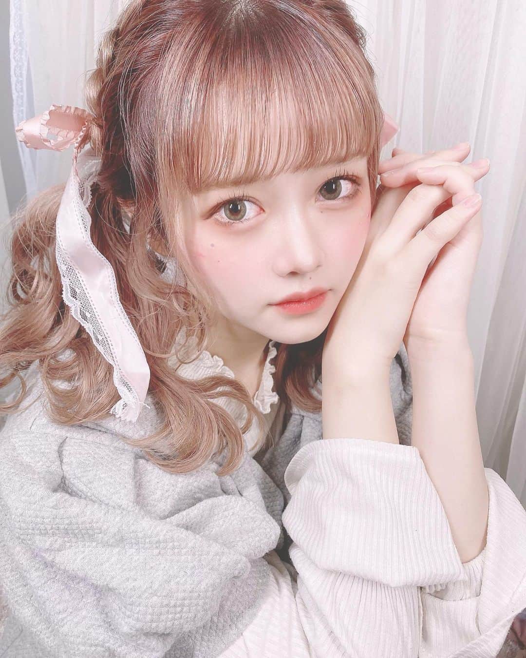 雨森セラのインスタグラム：「🍼🎀🍼🎀🍼🎀  #ヘアカラー #ヘアスタイル  #haircolor #hairstyle  #ヘアアレンジ　#hairarrange #cute #sexy #japanesegirl #アイドル #idol #サロンモデル #サロンモデル東京 #サロモ #サロンモデル撮影 #ポートレート #作品撮り#美容室 #三つ編み #三つ編みアレンジ #ホワイトベージュ #ツインテール #ツインテールアレンジ #波巻き #リボン #リボンアレンジ」