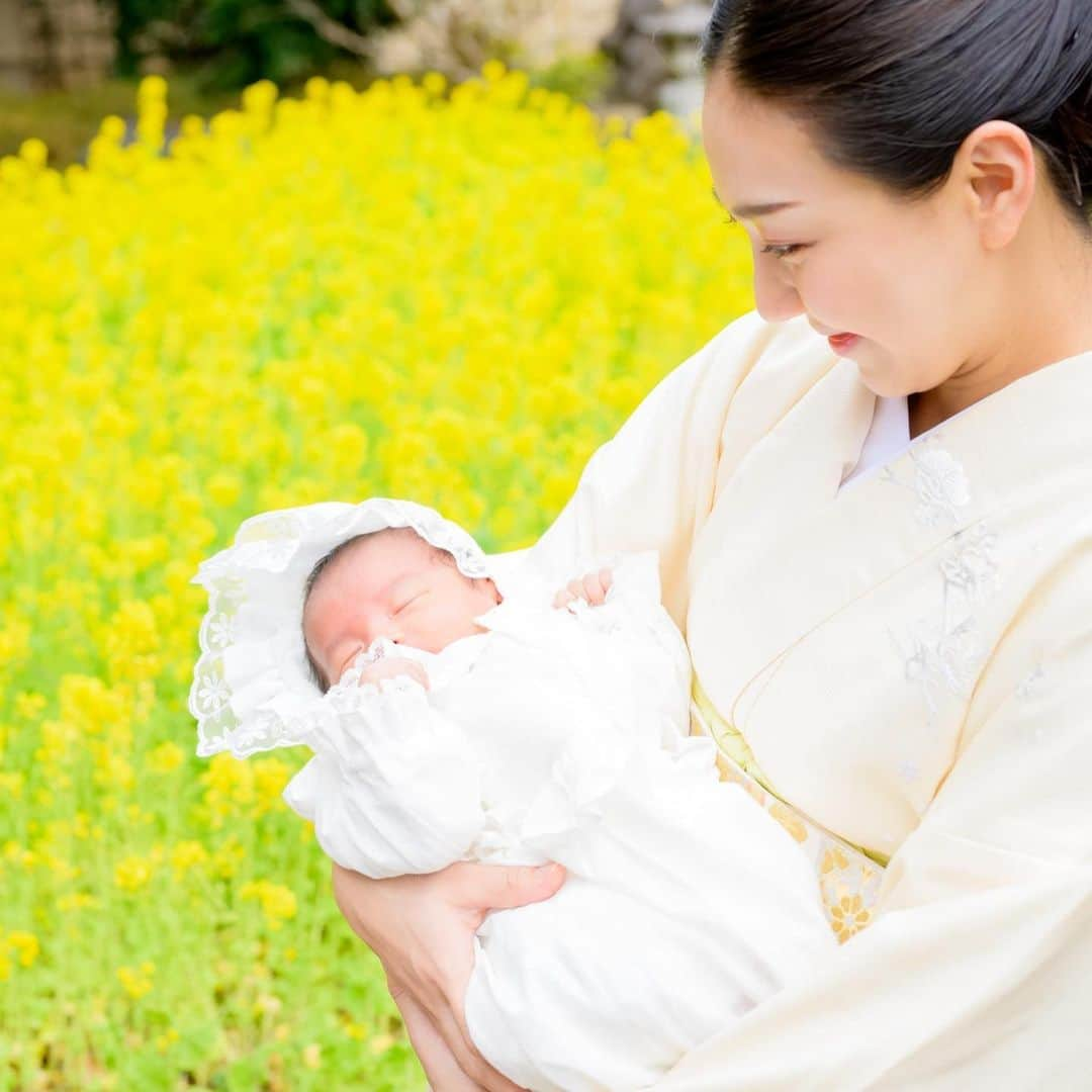 透水さらささんのインスタグラム写真 - (透水さらさInstagram)「先日のお宮参り🌸 素敵なお写真撮っていただきました🌸﻿ ﻿ ﻿ 娘の従姉妹達も来てくれてにぎやかなお宮参りになりました☺︎﻿ ﻿ ﻿ 健やかな成長を願って🙏﻿ ﻿ ﻿ #お宮参り #初参り #フォトグラファー　さん #母の手作り　のセレモニー服」3月11日 9時50分 - sarasarasarasa0623