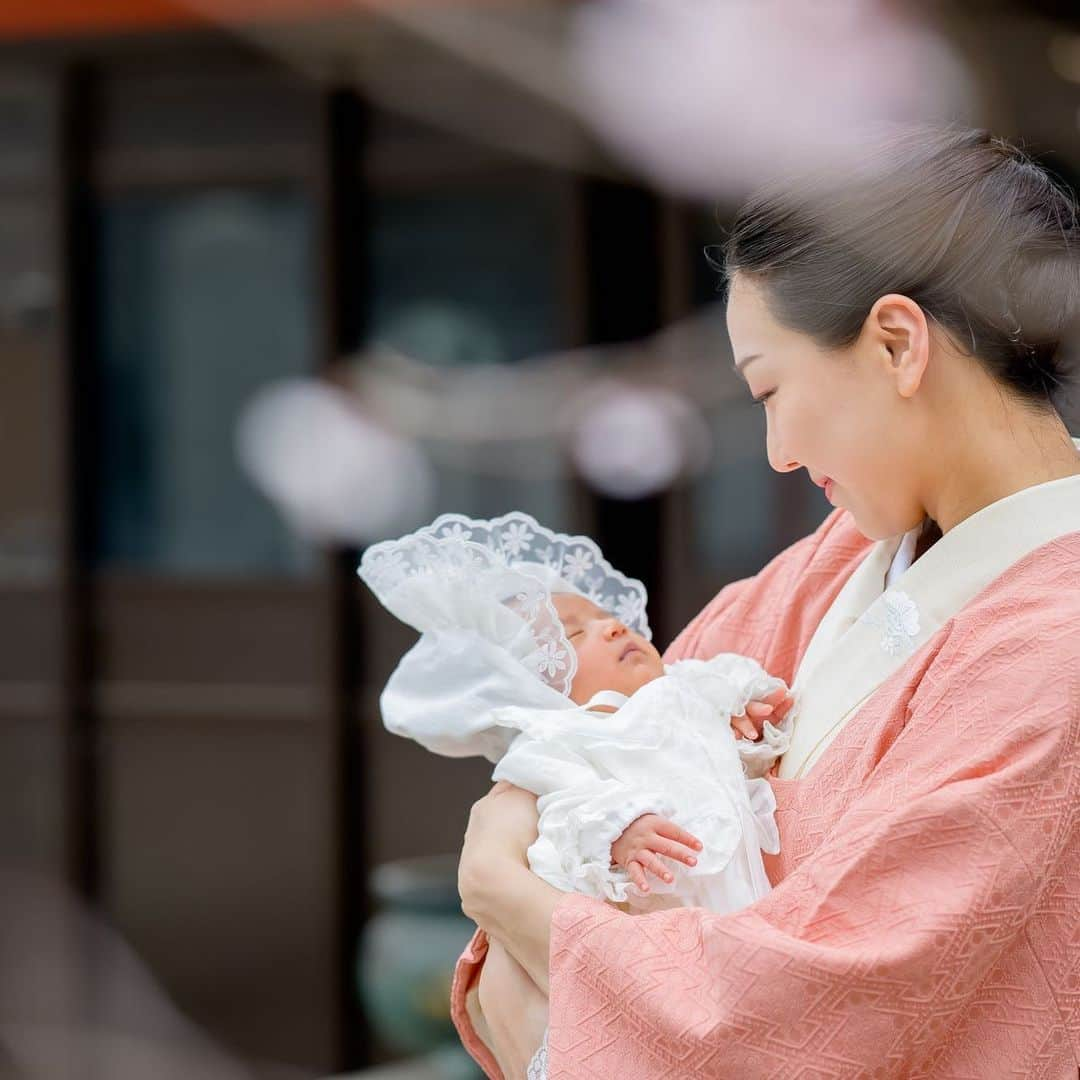 透水さらささんのインスタグラム写真 - (透水さらさInstagram)「先日のお宮参り🌸 素敵なお写真撮っていただきました🌸﻿ ﻿ ﻿ 娘の従姉妹達も来てくれてにぎやかなお宮参りになりました☺︎﻿ ﻿ ﻿ 健やかな成長を願って🙏﻿ ﻿ ﻿ #お宮参り #初参り #フォトグラファー　さん #母の手作り　のセレモニー服」3月11日 9時50分 - sarasarasarasa0623