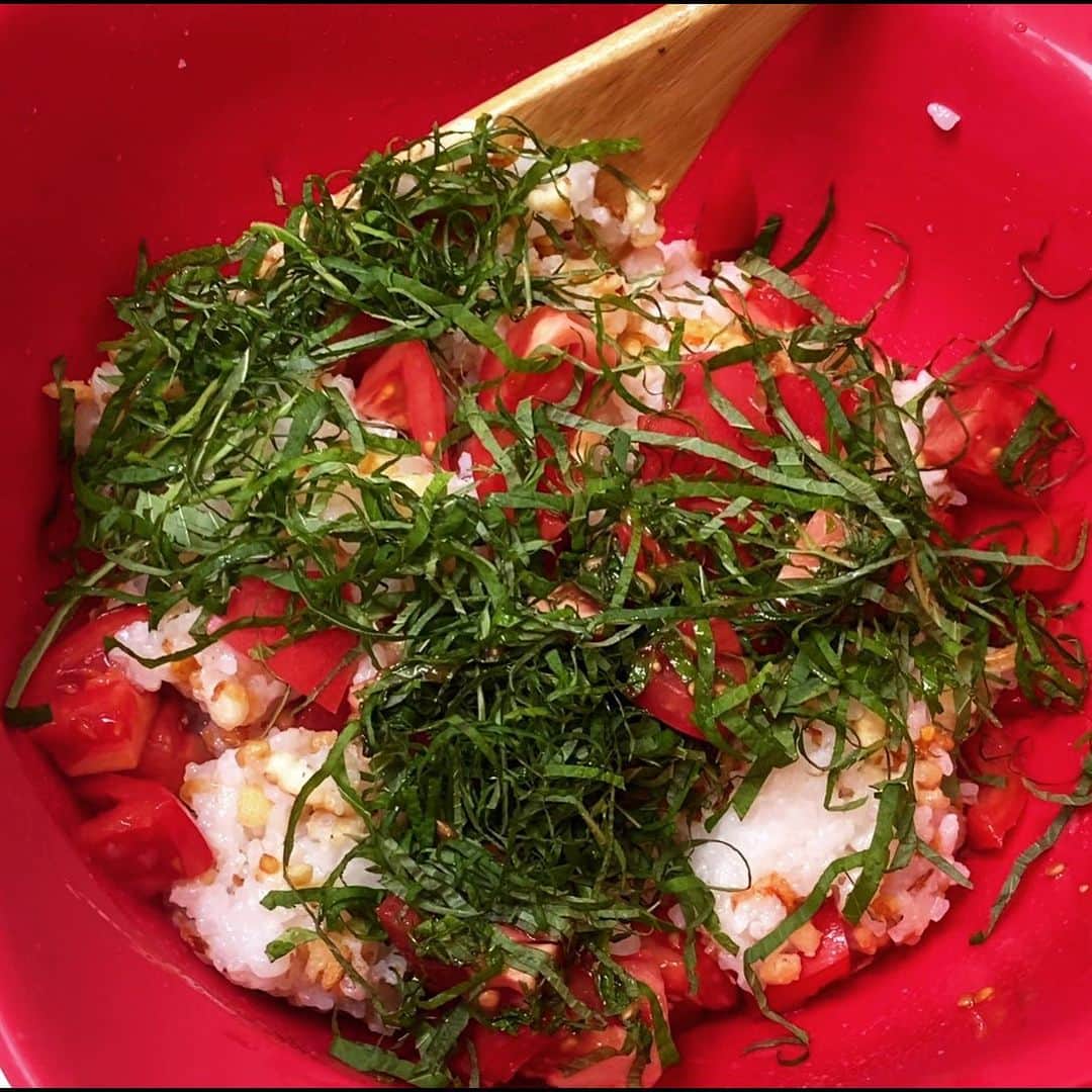 植草克秀のインスタグラム：「かやくご飯はこんな感じ。  トマト、大葉、天かすと桜海老炒ったやつ入れてます。  #植草克秀  #katsuhideuekusa  #キャンプ #キャンプ飯」