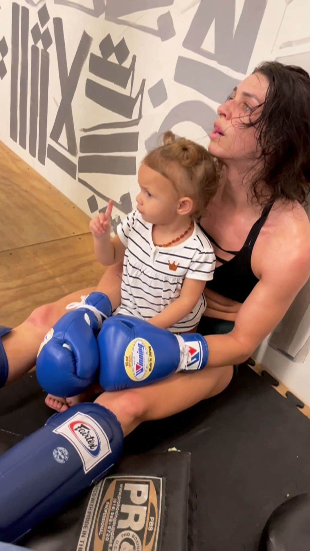 マッケンジー・ダーンのインスタグラム：「One more sparring day!  • • Mais um dia de sparring!  @moadernsantos」