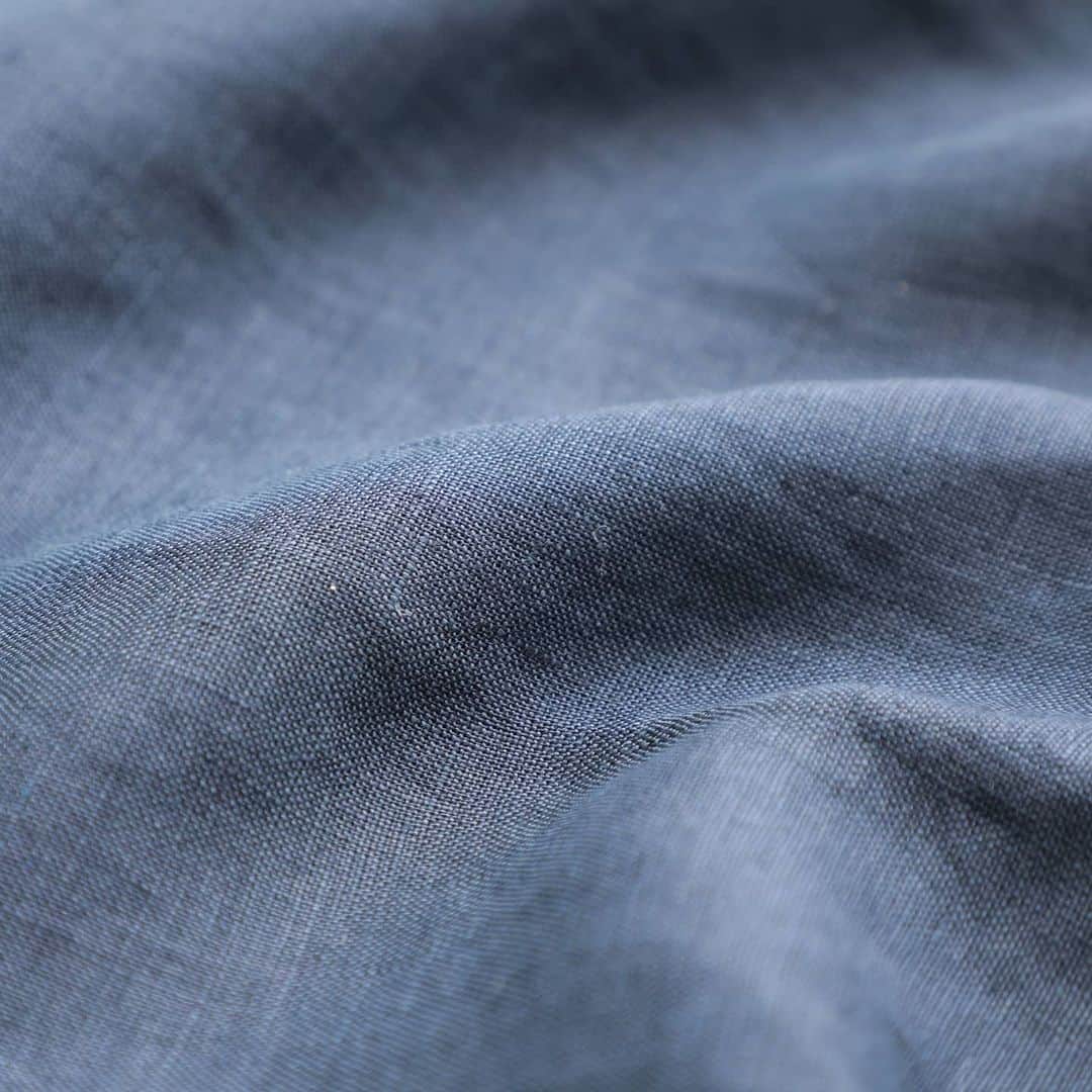 ASAFUKU(麻福)さんのインスタグラム写真 - (ASAFUKU(麻福)Instagram)「軽やかで美しい麻のシャツ・ジャケットで春のおでかけ。  シックで光沢感があるネイビーの色合いに、麻布の伝統的な産地である滋賀県・近江地域 #近江の麻 で仕立てた麻100％生地の透け感が相まって、軽やかながら美しく上品に仕上がりました。  羽織りとしても、シャツトップスとしてもお使いいただけます。  コロナで重苦しい世の中ですが、身体とこころを軽くしていただけそうなジャケットです。  ＊お求めは 写真をクリックかプロフィール @asafukuhemp のURLから「#シャツジャケット」で検索  #シャツジャケット #羽織 #トップス #シック #近江の麻 #ヘンプ #リネン #linen #麻福 #asafuku #hemp #asa #ヘンプの恵 #自然の恵 #麻」3月11日 11時35分 - asafukuhemp