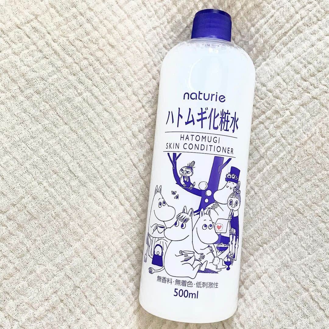 steady.さんのインスタグラム写真 - (steady.Instagram)「＼ #ステディ美容 ／  #steady4月号 の#付録 は #ムーミン 💛  ムーミンといえば  ハトムギ化粧水のムーミンパッケージが可愛いのでシェア🤤🌷  大容量なので、ぱしゃぱしゃ使えて毎日の水分補給に◎  余談ですが、先日皮膚科に行ったときに、インナードライと診断され、 インナードライの人は、化粧水を最低でも500玉サイズで5回入れてください と言われたので、早速こちらで惜しみなく肌に押し込んでます🥺  ※化粧水が顔の表面から中に入ったら、さらに追い化粧水を入れるのを5回です！なかなか苦労します！(笑)  お風呂上がりのボディにもぱしゃぱしゃと🥰  無香料、無着色、低刺激性、オイルフリー、界面活性剤フリーで安心！  限定パッケージで、売り切れ次第終了とのことなので 急いでゲットしてね〜💙  500mL ¥715（編集部調べ）  #スキンケア #スキンケアマニア  #スキンケア好きさんと繋がりたい  #新作スキンケア #美容 #美容好き #美容好きさんと繋がりたい #ハトムギ化粧水   #雑誌ステディ #steady #steadymagazine #ステディ #fationmagazine #ファッション雑誌　#雑誌　#ステディ付録  #ol #働く女子 #働く女性」3月11日 11時43分 - steady_tkj
