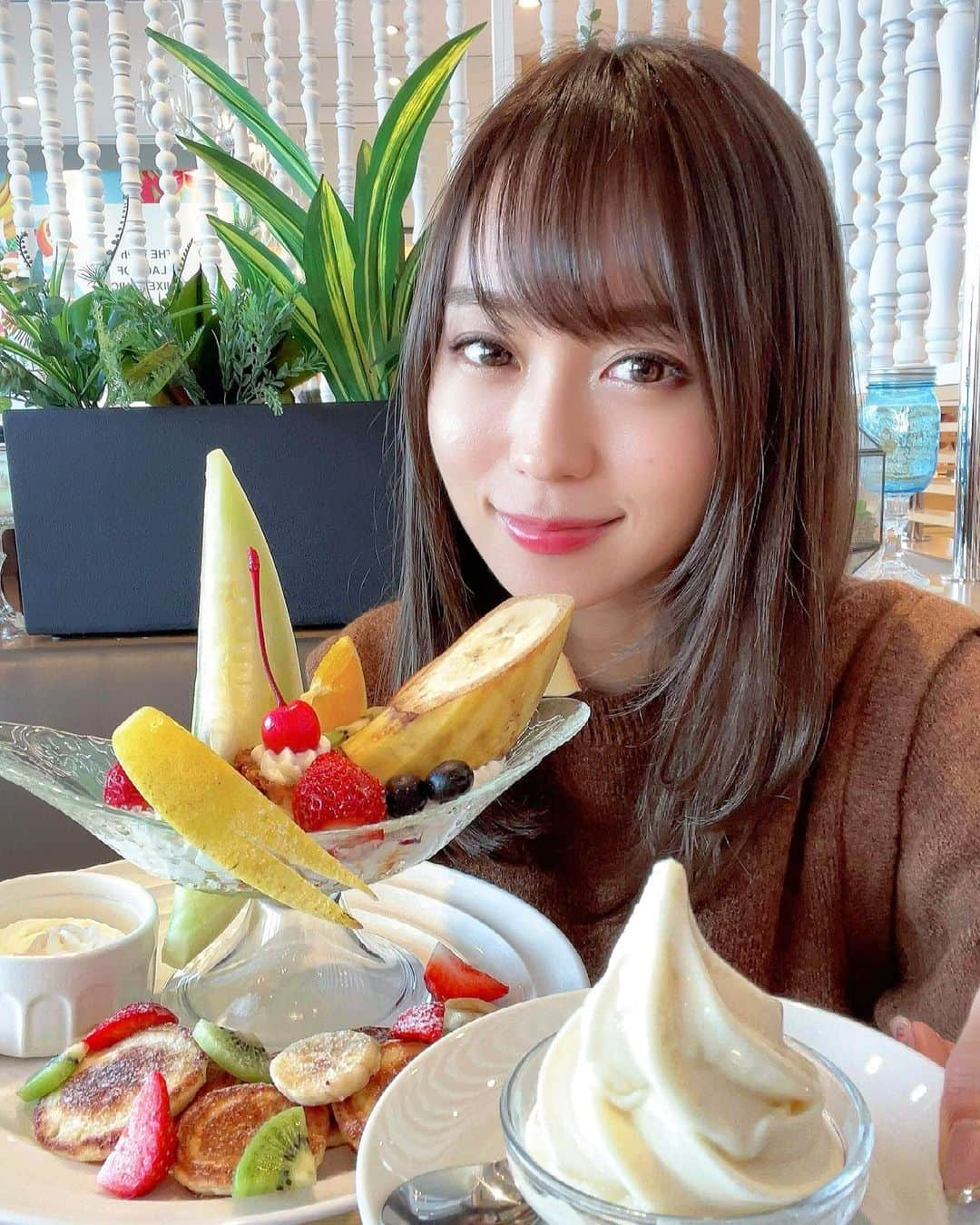 みき みーやんさんのインスタグラム写真 - (みき みーやんInstagram)「無料クーポンあり🉐💕 スパークリングワインも無料🥂 . #あべのハルカス近鉄本店 の12階にある @sennariya_fp 🍋🍊 . チーズケーキも食事系のパンケーキも、 美味しいセンナリヤフルーツパーラー🍓 特に私がおすすめするのは８枚目の ブリュレパンケーキ🥞🤤❤ （上は香ばしいカラメルの香りがして 中はふわっふわで食感も楽しめる🙆‍♀️ げきうまです。笑 . . そしてみーやんクーポンあります🉐 注文時にみーやんのインスタ見たんですけど♡ って言うだけでスイーツと一緒に頼めるセットドリンクが どれでも無料！！(*˘︶˘人)♡* なんと➕440円のスパークリングワインも🍷❤ . ここあべのハルカス近鉄本店限定クーポン！ 皆さん使ってね❤❤ . #台湾カステラ #カステラ#テイクアウトグルメ#阿倍野グルメ#スイーツ #大阪カフェ#天王寺カフェ巡り#大阪ランチ#大阪グルメ #大阪カフェ #大阪カフェ巡り#天王寺グルメ #天王寺カフェ #梅田ランチ#taiwan#台湾グルメ#ふわふわ#萌え断#萌断#無料クーポン#阿倍野カフェ#カフェ巡り#天王寺ランチ#グルメ女子#スイーツ垢#グルメ垢#あべのハルカス#千成屋珈琲」3月11日 11時48分 - mi_yan0101