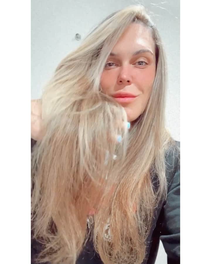 ギャビ・ガルシアのインスタグラム：「I LOVE this blonde !! Hair Retouching with the best in blonde @hairbyjenniferbowers  She’s very patient with me 😂😂😂😂😂 thanks @jenniferbowers 🥰🥰🥰  After 5 hours I loved!!!!!」