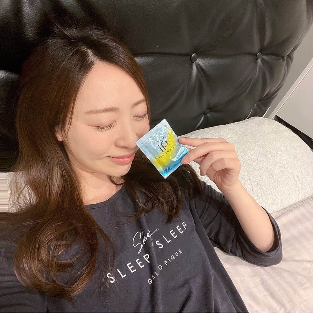 磯部奈央のインスタグラム：「おやすみ前の美肌習慣🙌🏻 . 大好きなソフィーナiPから、クロロゲン酸 タブレットが発売されて、試さずにはいられない😍  クロロゲン酸は、血管力を高めて血流を改善＆肌の水分量をUPしてくれるそう‼️ 2週間飲み続けた方の肌の違いを見たら、びっくりするくらいキメが整っていたので、私も飲み続けてます🙌🏻 1週間くらい経ちますが、睡眠がしっかりとれてない日も、肌不調をそこまで感じなくなっている変化を感じてます🤭 内側からのケアは、こちらに頼って、外側からのスキンケアは、引き続きiPの土台美容液とインターリンクセラムを愛用してます🤍  先月発売された、「毛穴の目立たない澄んだうるおい肌へ」のインターリンクセラムは、保湿もされつつ、仕上がりがスベスベ🤭✨  iPのインターリンクセラムは、肌状態に合わせて使い分けられるようになっているので、スキンケア前に「肌レシピ」を考えるのがわたしの楽しみになってます😆❣️ . . . #スキンケア #美肌習慣 #sofinaip #飲むiP #クロロゲン酸 #土台美容液 #インターリンクセラム澄 #pr」
