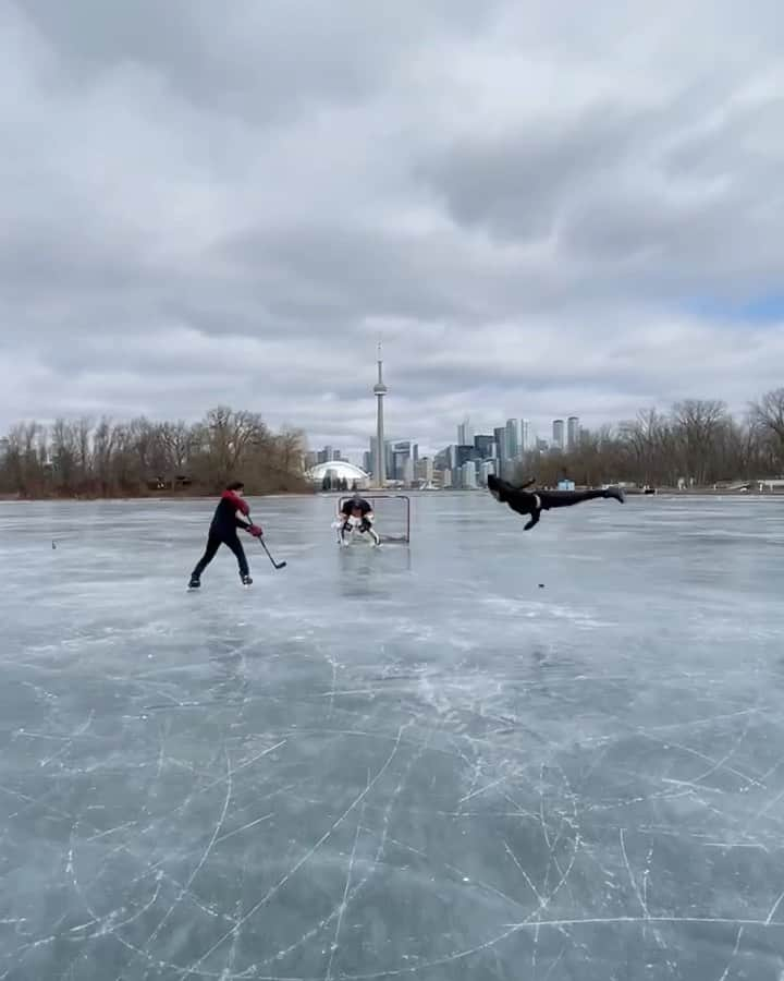 ナム・グエンのインスタグラム：「Is figure skating as cool as hockey yet🥺」