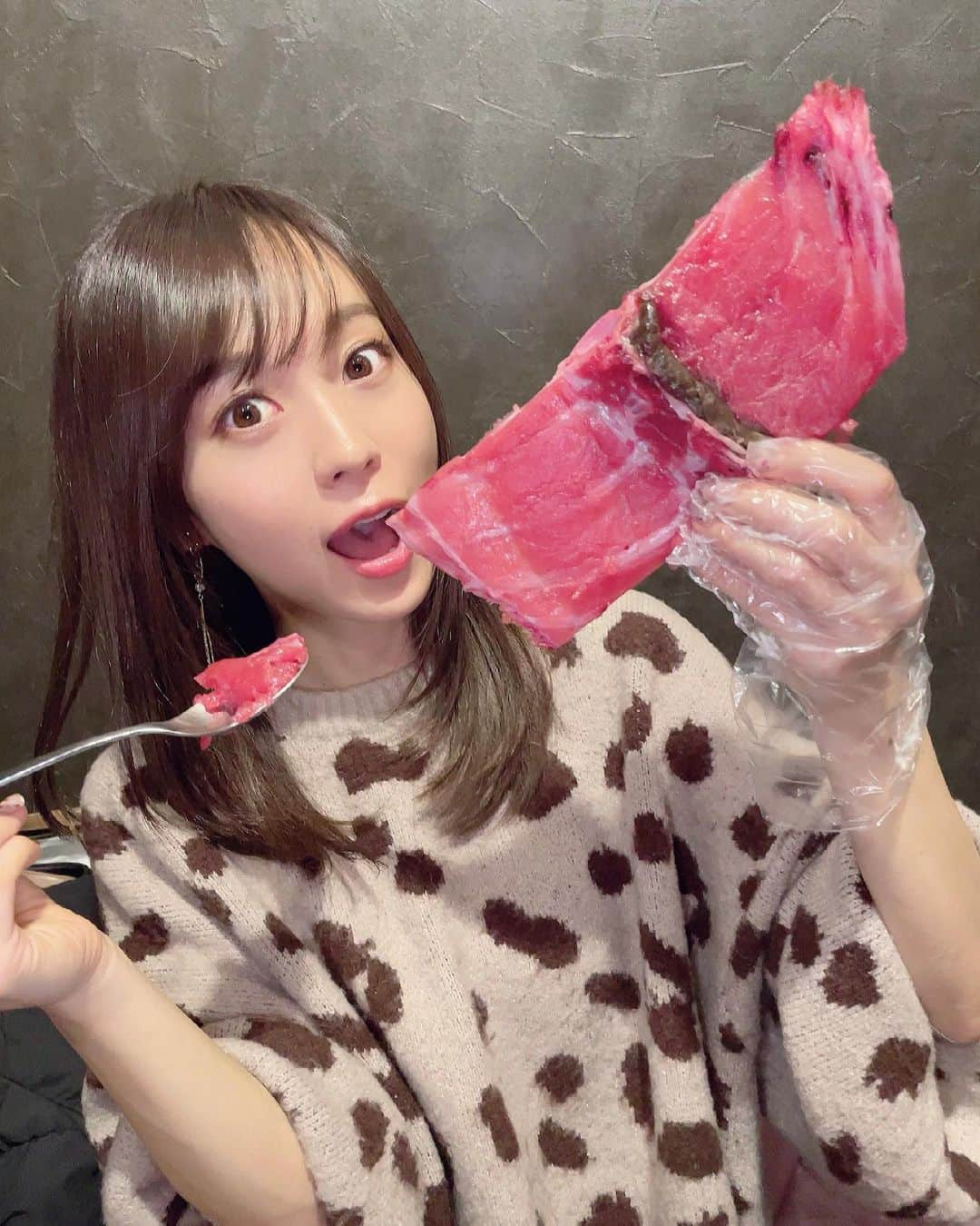 みき みーやんさんのインスタグラム写真 - (みき みーやんInstagram)「自分でマグロのお寿司が作れちゃう！🍣💕笑 . 天下茶屋にある大衆寿司酒場 魚◎ちくわ . @chikuwa_tengachaya  . 鮮度のいい魚料理がいただけるお店🐟💕 わたしのおすすめはまぐろ中落ちスリスリ680円❤ スプーンで身をとっていくと 驚くほどの身がとれるとれる！笑 この大きさ、この量が食べられて680円は まじでお得すぎる🉐🉐！！！笑 自分でお寿司作れて楽しいし めちゃくちゃ美味しい😭😭❤ . . あとここのお店お昼はマガリラーメンの @hoshi_shirazu をやってるの！🍜❤ あの有名な「#鶏soba座銀 」さんプロデュースラーメンは2種類！！ 誘惑の白 豚骨魚介sobaと刺激の赤 シビ辛soba . ◯誘惑の白 国産豚骨を8時間も炊いた 濃厚なスープに魚介の黄金比ブレンドスープ😳🥄 🔴刺激の赤 こだわりの唐辛子とスパイスと山椒の刺激♡ 辛さは3段階から選べる🙆‍♀️ （刺激を求めて私はこっちに！笑 . ピリッとする刺激とコクのある味噌が たまらなく合うー！！笑 大きすぎるぷるっぷるのチャーシューも美味しくて 一瞬で完食してしまった…❤w ． ラーメンランチも夜のお魚料理も めっちゃおすすめー！！！💕💕 ． .  #大衆寿司酒場ちくわ#鶏soba座銀 #OSAKA#大阪グルメ#食べるの好きな人と繋がりたい#大阪居酒屋#フォトジェニック#天下茶屋#天下茶屋グルメ#ラーメン好きと繋がりたい#大阪らーめん#大阪グルメ #大阪ラーメン#寿司酒場#星知ラズ#ramen#魚料理#大阪旅行#大阪観光#グルメ女子#japanesefood#sushistagram#大阪ディナー#osakagourmet#osakatrip#🍣」3月11日 21時33分 - mi_yan0101